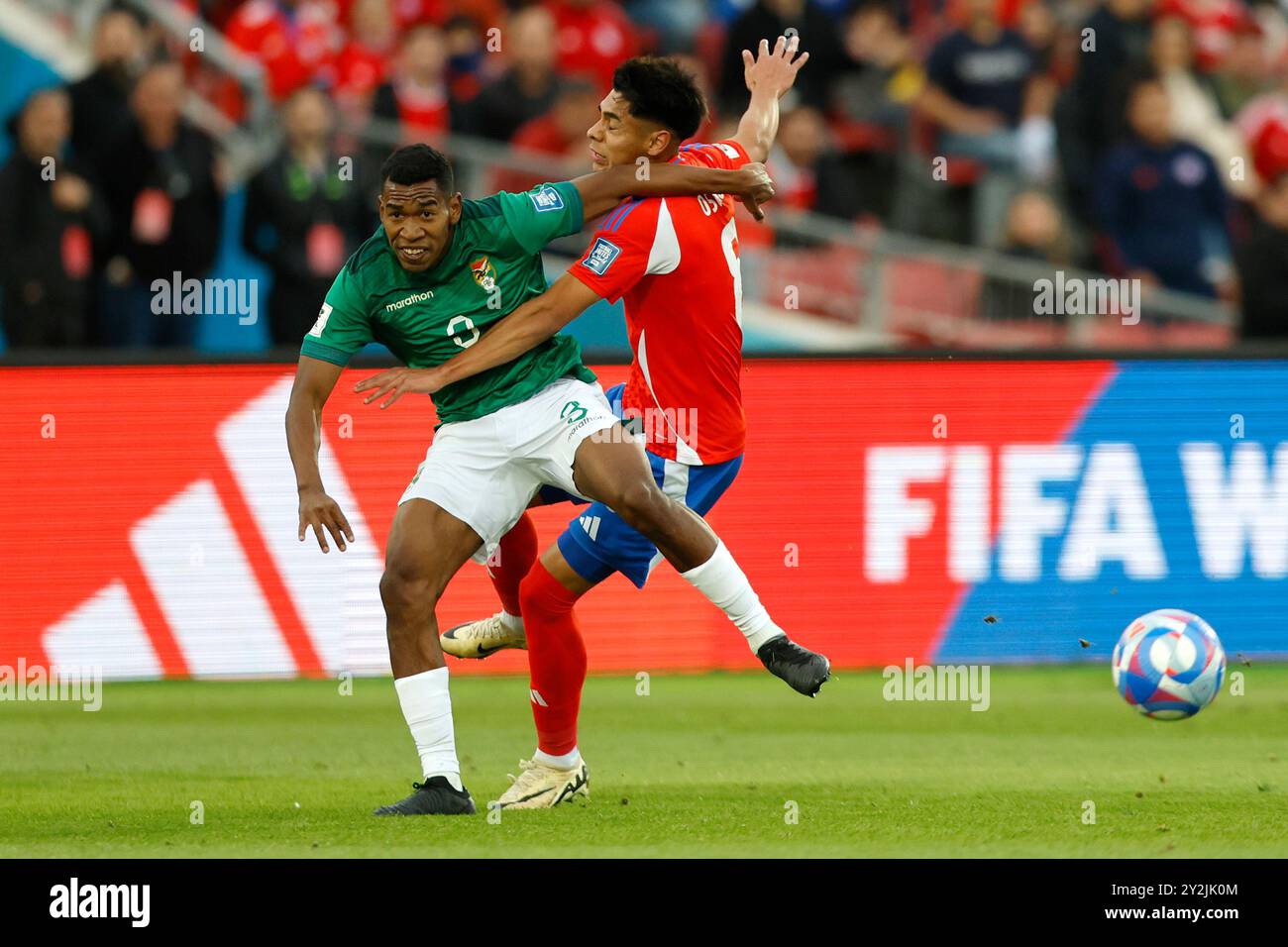 Santiago, Chile – 10. September 2024: Darío Osorio (R) von Chile trifft auf Diego Medina (L) von Bolivien. In einem sehr wichtigen Spiel am Ende der Südamerikanischen Qualifikationsrunde. Chile und Bolivien stehen sich diesen Dienstag am 8. Spieltag in Santiago, Chile, gegenüber. Im Moment verpassen die beiden Teams die Weltmeisterschaft und müssen Punkte sammeln, um in die Qualifikationszone zu gelangen. Foto: Javier Torres / Unar Photo Stockfoto