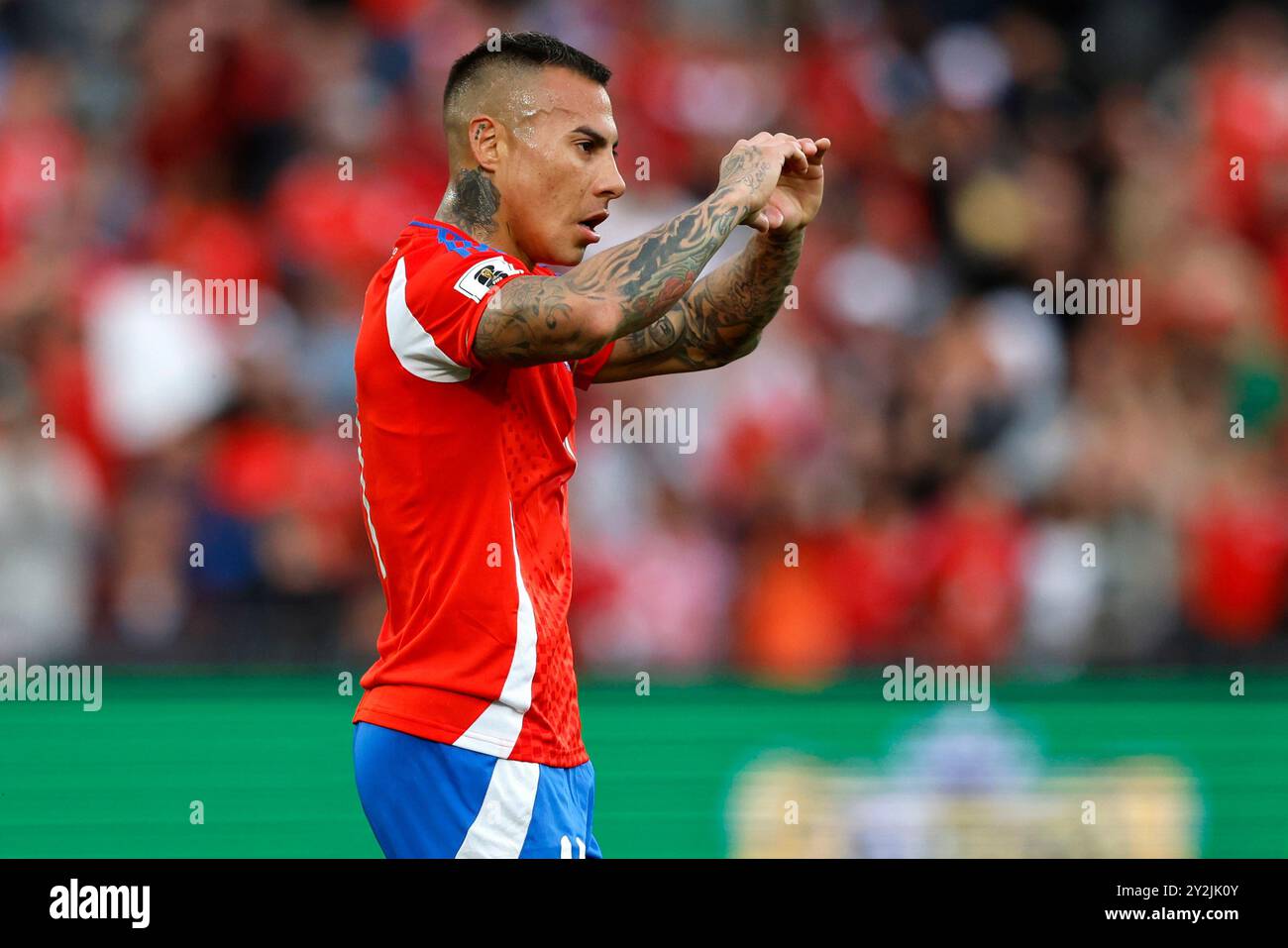 Santiago, Chile - 10. September 2024: Der chilenische Stürmer Eduardo Vargas feiert das Tor für Chile. In einem sehr wichtigen Spiel am Ende der Südamerikanischen Qualifikationsrunde. Chile und Bolivien stehen sich diesen Dienstag am 8. Spieltag in Santiago, Chile, gegenüber. Im Moment verpassen die beiden Teams die Weltmeisterschaft und müssen Punkte sammeln, um in die Qualifikationszone zu gelangen. Foto: Javier Torres / Unar Photo Stockfoto