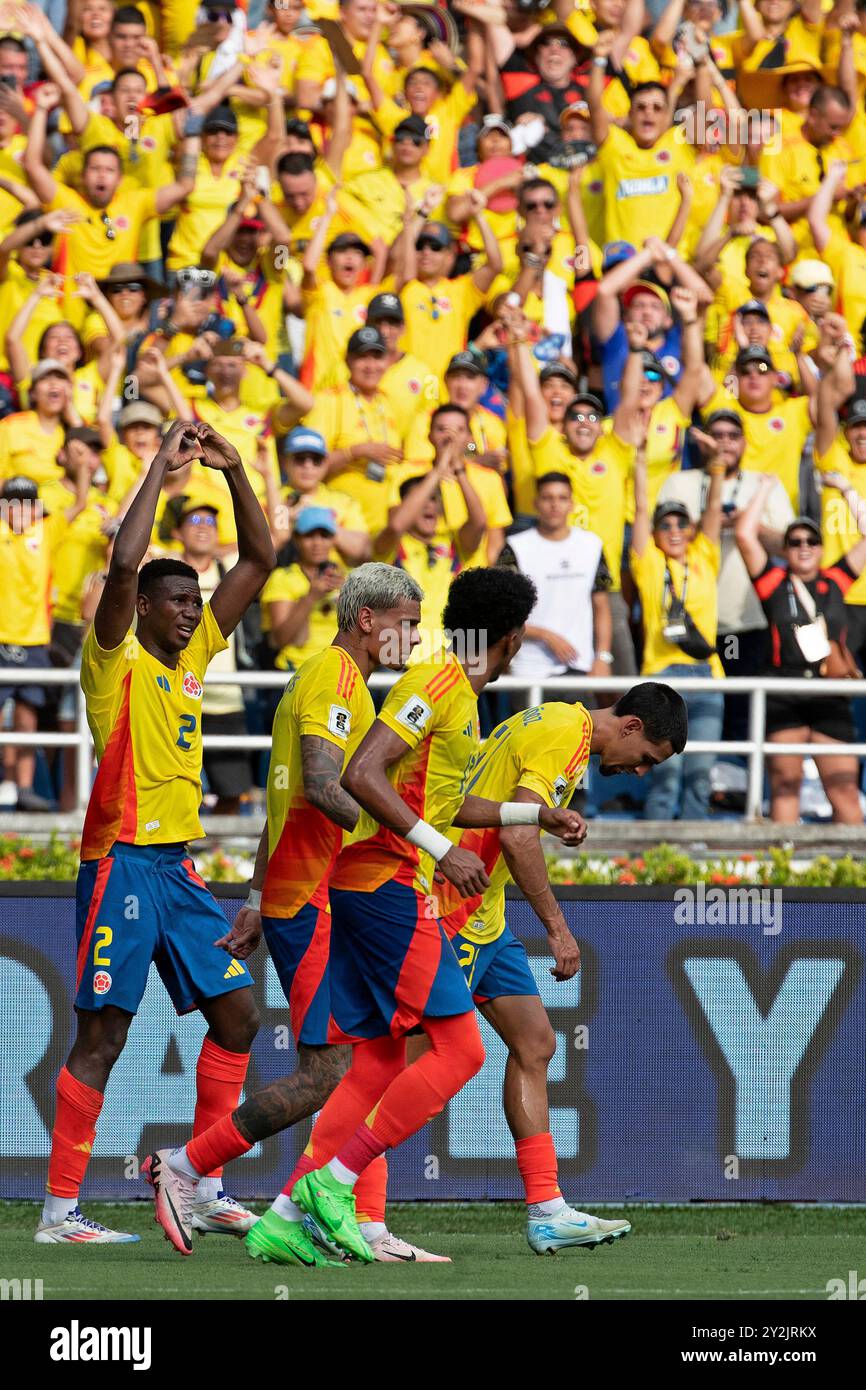 Barranquilla, Kolumbien. September 2024. Yerson Mosquera von Kolumbien feiert, nachdem er am 10. September 2024 im Roberto Melendez Metropolitan Stadium in Barranquilla, Kolumbien, das erste Tor seines Teams mit Richard Rios während des Spiels zwischen Kolumbien und Argentinien für die 8. Runde der Qualifikation zur FIFA 2026 erzielte. Foto: Jose Pino/DiaEsportivo/Alamy Live News Credit: DiaEsportivo/Alamy Live News Stockfoto