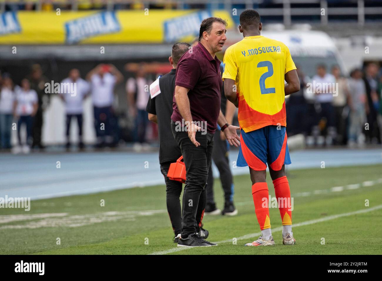 Barranquilla, Kolumbien. September 2024. Nestor Lorenzo Cheftrainer von Kolumbien gibt Yerson Mosquera Anweisungen während des Spiels zwischen Kolumbien und Argentinien für die 8. Runde der Qualifikation zur FIFA 2026 im Roberto Melendez Metropolitan Stadium in Barranquilla, Kolumbien am 10. September 2024 Foto: Jose Pino/DiaEsportivo/Alamy Live News Credit: DiaEsportivo/Alamy Live News Stockfoto