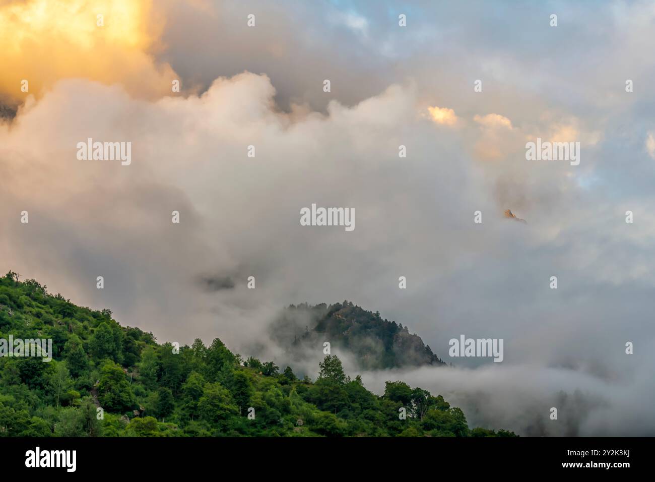 Monsunwolken bedecken die Berge des Himalaya, wie sie von Sangla, Himachal Pradesh, Indien, aus sichtbar sind. Stockfoto