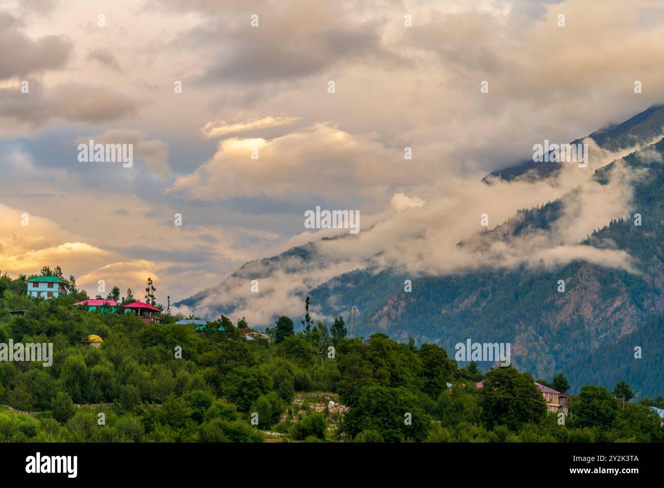 Monsunwolken bedecken die Berge des Himalaya, wie sie von Sangla, Himachal Pradesh, Indien, aus sichtbar sind. Stockfoto