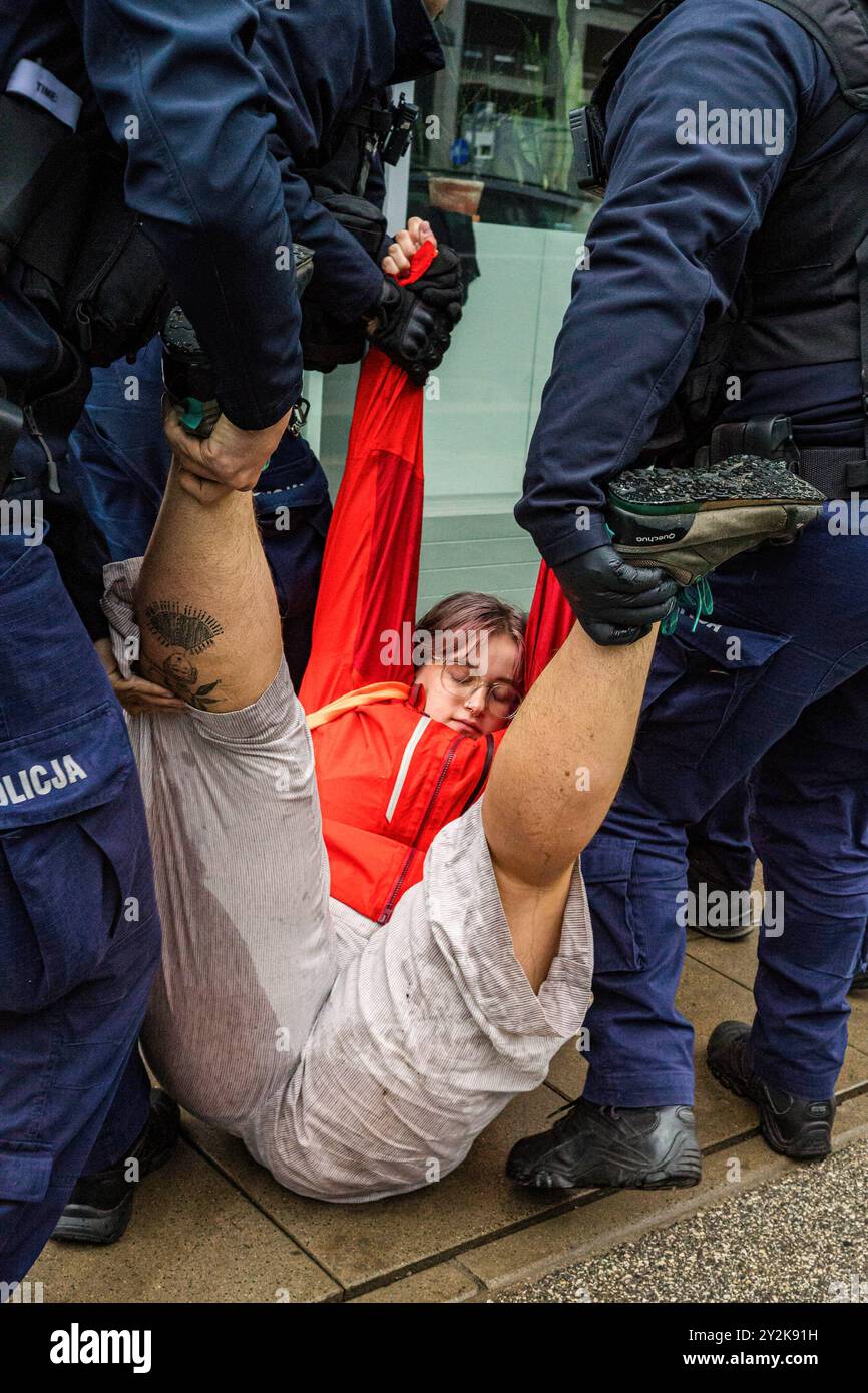 Während der Demonstration wird ein Protestor von der Straße entfernt. Eine Gruppe von Aktivisten aus Ostatnie Pokolenie (der letzten Generation) blockierte die Prosta-Straße. Die Aktion ist eine von vielen, die darauf abzielen, günstigere und umfassendere öffentliche Verkehrsmittel zu fördern. Die Gruppe fordert, dass die Regierung 100 % des Geldes für neue Schnellstraßen in den öffentlichen Nahverkehr verlagert und ein günstiges Ticket für öffentliche Verkehrsmittel in Höhe von 50 PLN in ganz Polen einführt. Die Straßensperren finden in der Woche statt, in der polnische Schüler wieder zur Schule gehen. "Die Leute müssen Veränderung verlangen", sagen sie, "sonst die Stockfoto