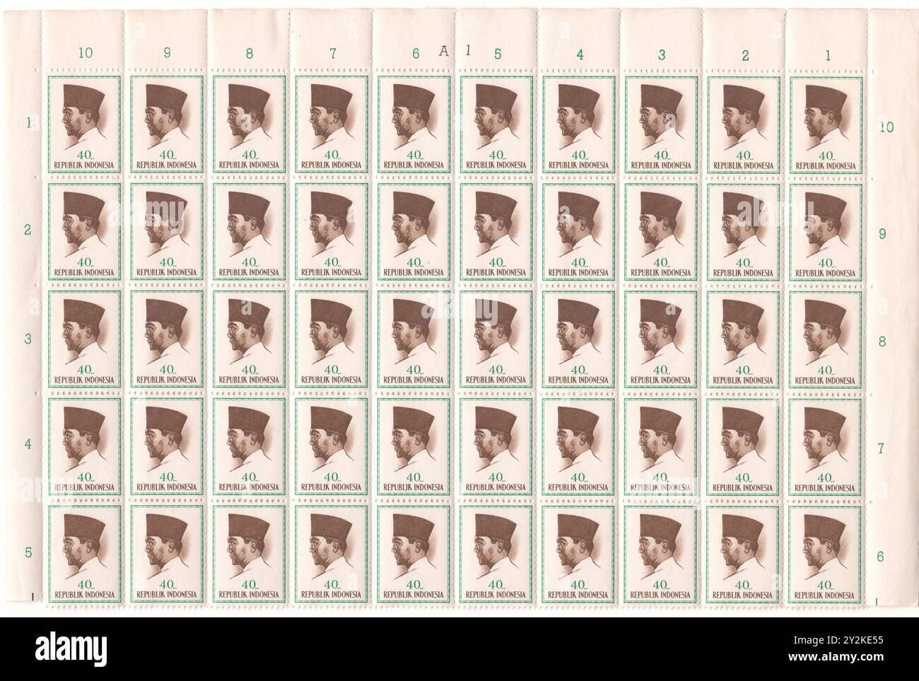 Ein halbes Blatt mit 50 mintwertvollen indonesischen Briefmarken mit Präsident Sukarno Stockfoto