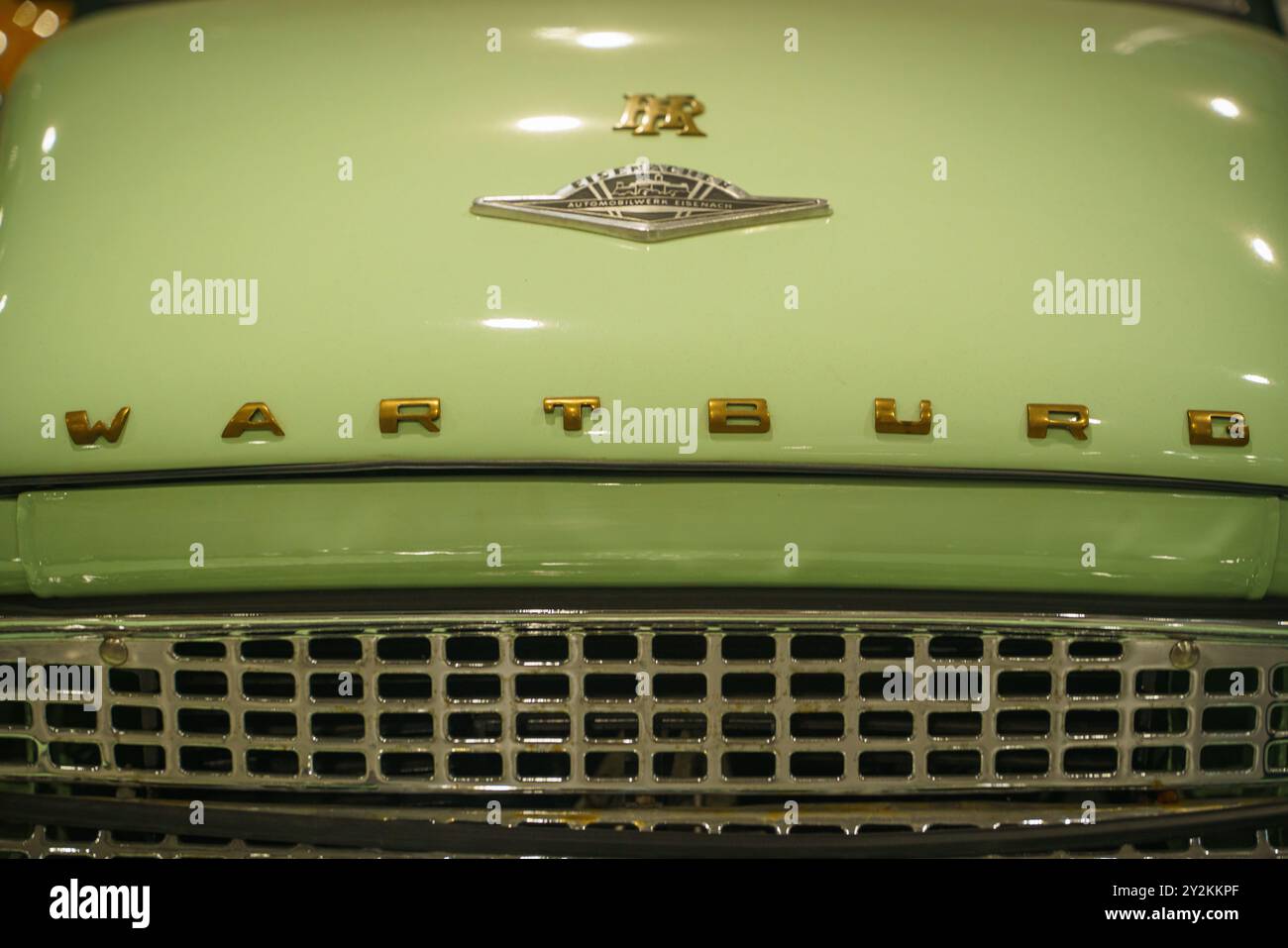 Wartburg-Motorhaube mit goldenem Schriftzug und Emblem. Hochwertiges Foto eine Nahaufnahme einer Wartburg-Motorhaube zeigt eine glatte, klassische Oberfläche mit auffälligem Glanz Stockfoto