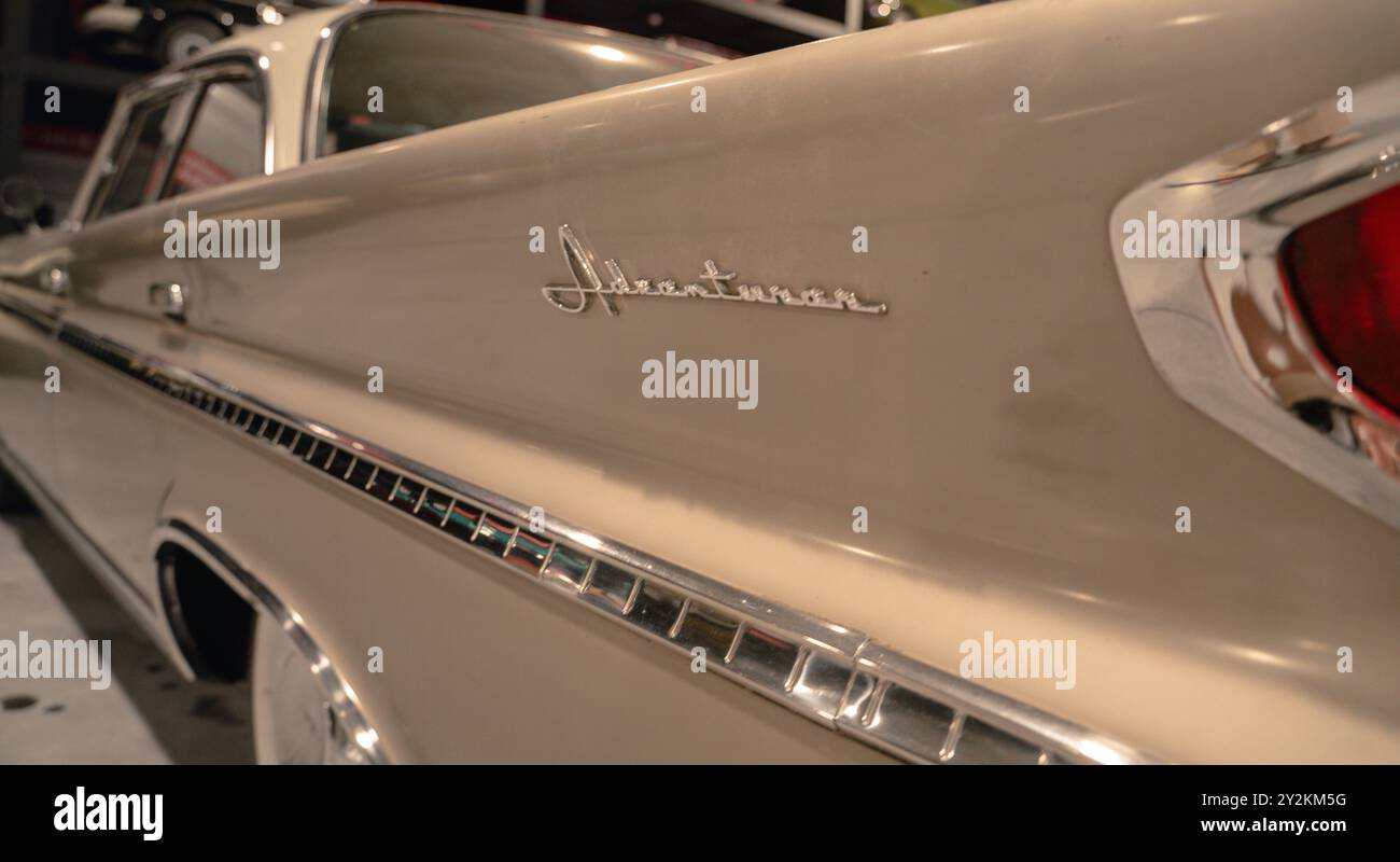 Vintage DeSoto Kofferraumflosse mit Chromverzierung. Hochwertiges Foto eine Nahaufnahme einer Heckflosse eines Vintage-DeSoto-Autos unterstreicht sein unverwechselbares, scharfes Design, wi Stockfoto