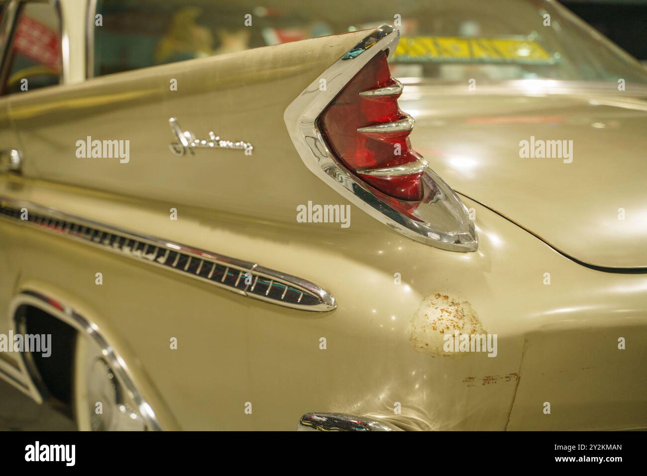 Vintage DeSoto Kofferraumflosse mit Chromverzierung Stockfoto