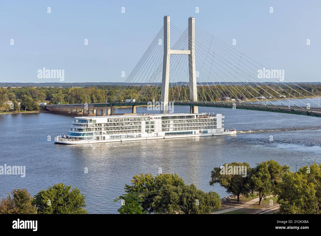 Das Viking Mississippi River Kreuzfahrtschiff passierte nordwärts auf dem Mississippi River unter der Great River Bridge in Burlington, Iowa. Das Schiff war hea Stockfoto
