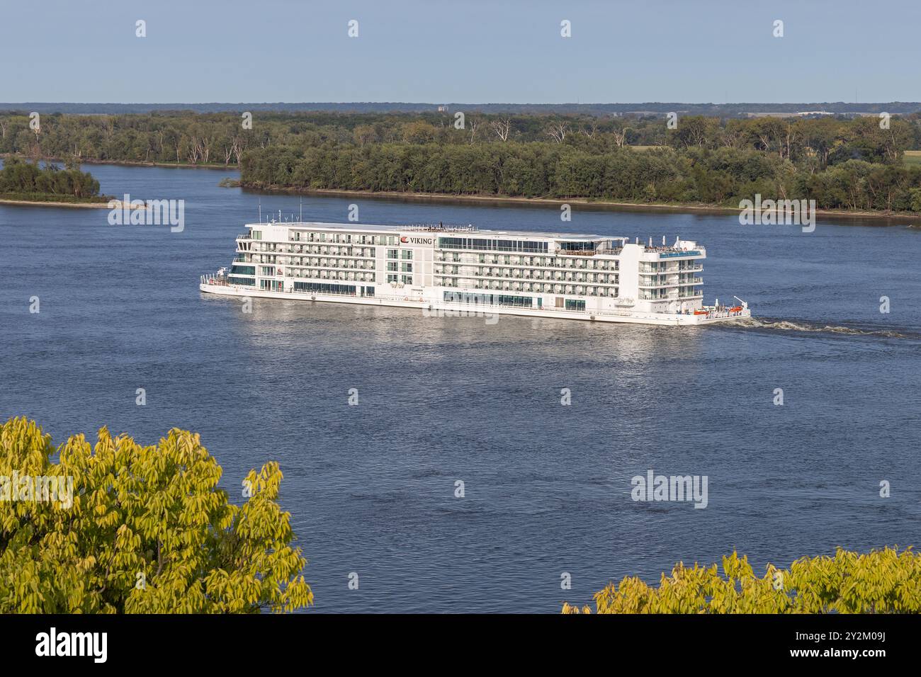 Das Viking Mississippi River Kreuzfahrtschiff fuhr nordwärts auf dem Mississippi River von Saint Louis, Missouri nach Saint Paul, Minnesota mit Stopps Stockfoto