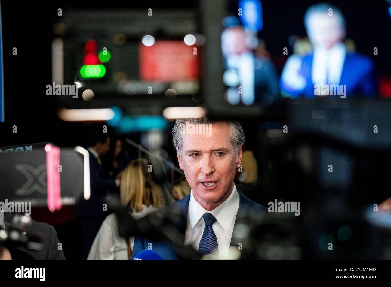 Philadelphia, Usa. September 2024. Der Gouverneur von Kalifornien Gavin Newsom spricht mit Reportern im Spin Room nach der Präsidentschaftsdebatte des ABC zwischen dem demokratischen Präsidentschaftskandidaten Kamala Harris und dem republikanischen Präsidentschaftskandidaten Donald Trump am Dienstag, den 10. September 2024 im Pennsylvania Convention Center in Philadelphia, Pennsylvania. Trump und Harris werden sich weniger als zwei Monate vor dem Wahltag zu ihrer ersten und möglicherweise einzigen Debatte in einem Schlachtfeld treffen. Foto: Bonnie Cash/UPI Credit: UPI/Alamy Live News Stockfoto