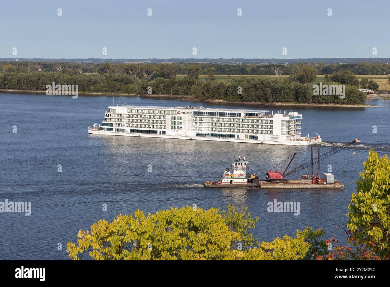 Das Viking Mississippi River Kreuzfahrtschiff fuhr nordwärts auf dem Mississippi River von Saint Louis, Missouri nach Saint Paul, Minnesota mit Stopps Stockfoto