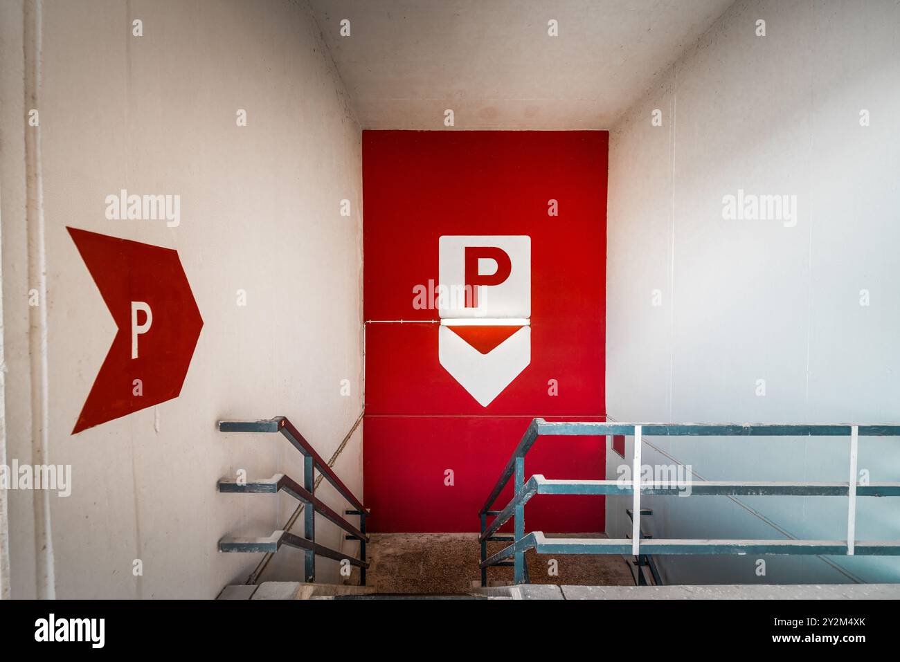 Eingang zur Tiefgarage. Rotes Schild an der Betonwand. Stockfoto