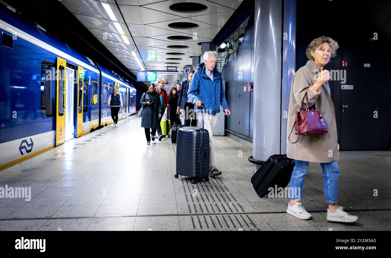 SCHIPHOL - Zugpassagiere am Bahnhof des Flughafens Schiphol. NS-Mitarbeiter legen ihre Arbeitszeitpläne für mehrere Stunden am Morgen fest, um für bessere Arbeitsbedingungen zu streiken. Während des Streiks fahren noch vier NS-Züge pro Stunde zum Flughafen Schiphol. Dies war das Ergebnis eines Schnellverfahrens. ANP RAMON VAN FLYMEN niederlande aus - belgien aus Stockfoto