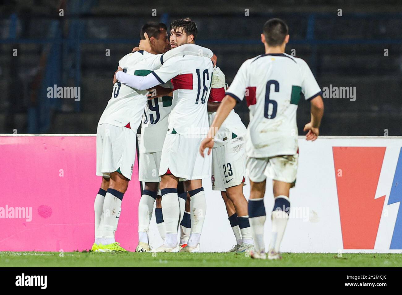 Zagreb, Kroatien. September 2024. Die portugiesischen Spieler feiern ihren Sieg in der Qualifikation für die U-21-Europameisterschaft zwischen Kroatien und Portugal am 10. September 2024 im Branko Cavlovic Cavlek Stadion in Karlovac, Kroatien. Foto: Luka Stanzl/PIXSELL Credit: Pixsell/Alamy Live News Stockfoto