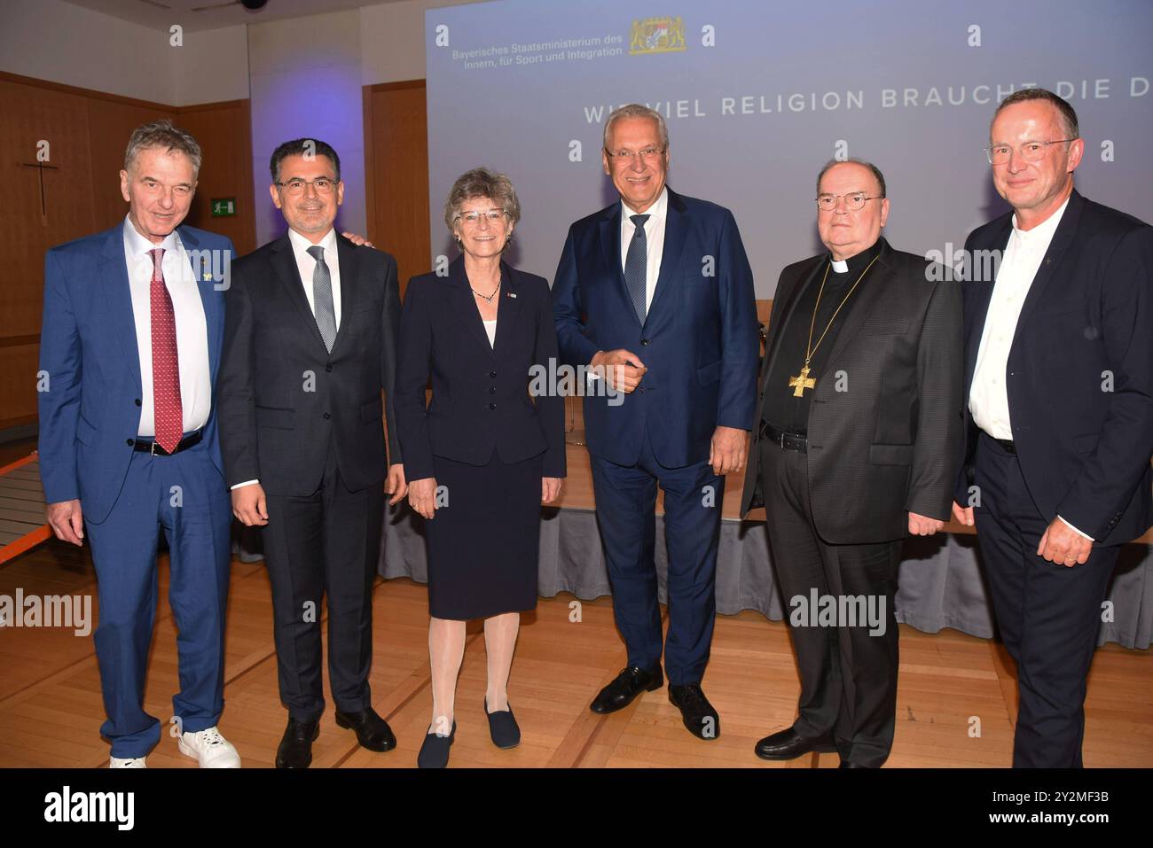 Jo-Achim Hamburger, Vorsitzende der israelitischen Kultusgemeinde Nürnberg, Benjamin Idriz, Imam der Islamischen Gemeinde Penzberg. Susanne breit-Kessler, stellvertretende Vorsitzende der Hanns-Seidel-Stiftung und Vorsitzende des Bayerischen Ethikrats, Joachim Herrmann Bayerischer Innenminister Dr. Bertram Meier, Bischof von Augsburg, Vorsitzende der Unterkommission Interreligioeser Dialog der Deutschen Bischofskonferenz, Christian Kopp, Landesbischof der Evangelisch-Lutherischen Kirche in Bayern, München 10.09.2024 Hanns-Seidel-Stiftung-Konferenz- Wieviel Demokratie braucht Demokratie - Baye Stockfoto