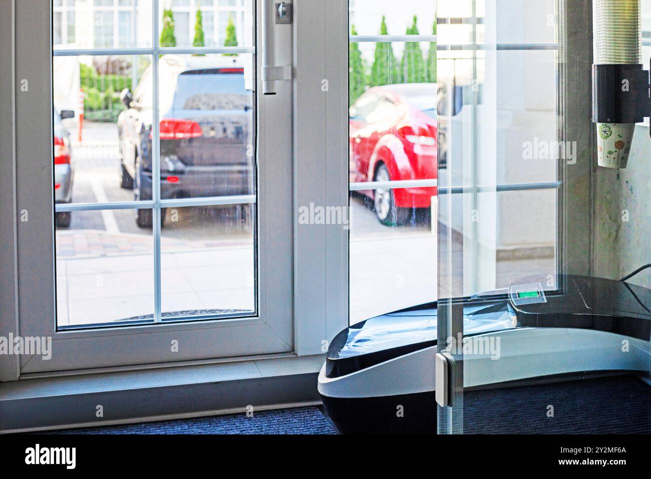 Stilvolles Interieur mit Eingangstüren nach außen und Parkplatz Stockfoto