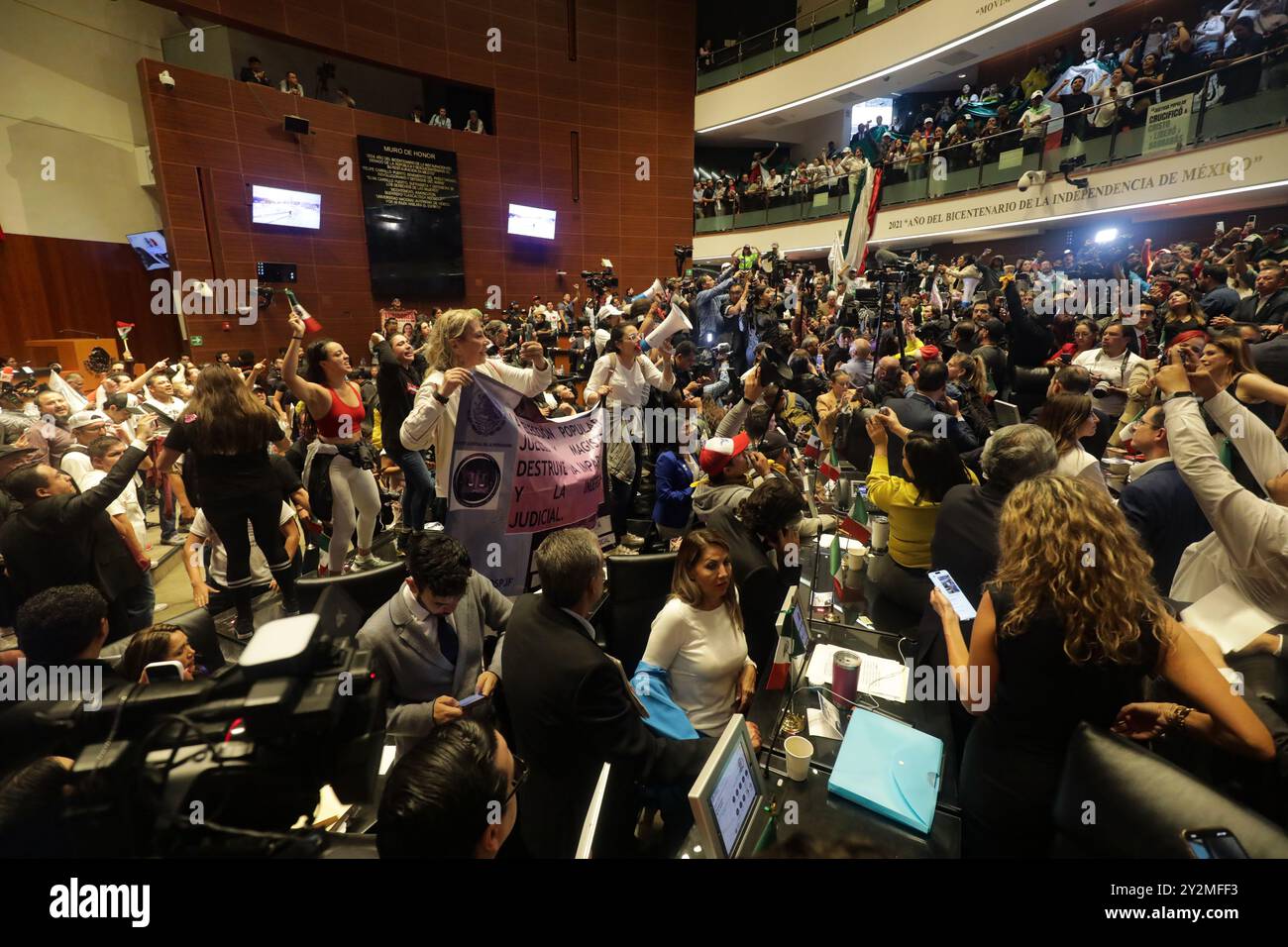 Mexiko-Stadt, Mexiko. September 2024. Trabajadores del Poder judicial que se manifestaban en las inmediaciones del Senado de la República, logran ingresar por la fuerza al pleno, donde los senadores tuvieron que salir, algunos senadores de oposición se quedaron para escuchar a los manifestantes. Quelle: SIPA USA/Alamy Live News Stockfoto