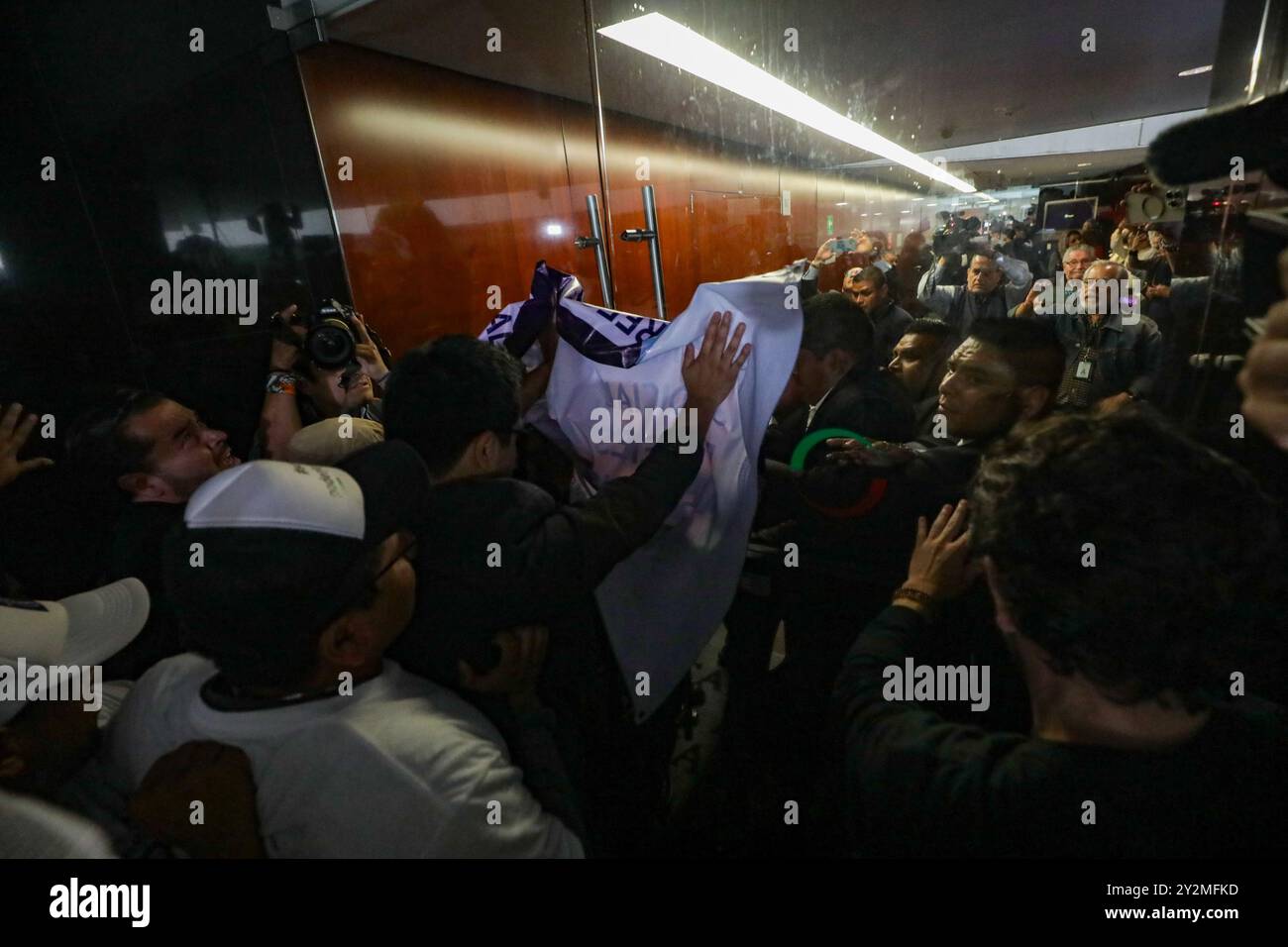 Mexiko-Stadt, Mexiko. September 2024. Trabajadores del Poder judicial que se manifestaban en las inmediaciones del Senado de la República, logran ingresar por la fuerza al pleno, donde los senadores tuvieron que salir, algunos senadores de oposición se quedaron para escuchar a los manifestantes. Ian Robles Credit: SIPA USA/Alamy Live News Stockfoto