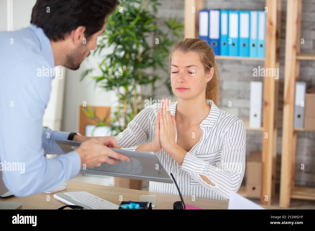 Ruhige weibliche Meditation für geistiges Gleichgewicht Stockfoto