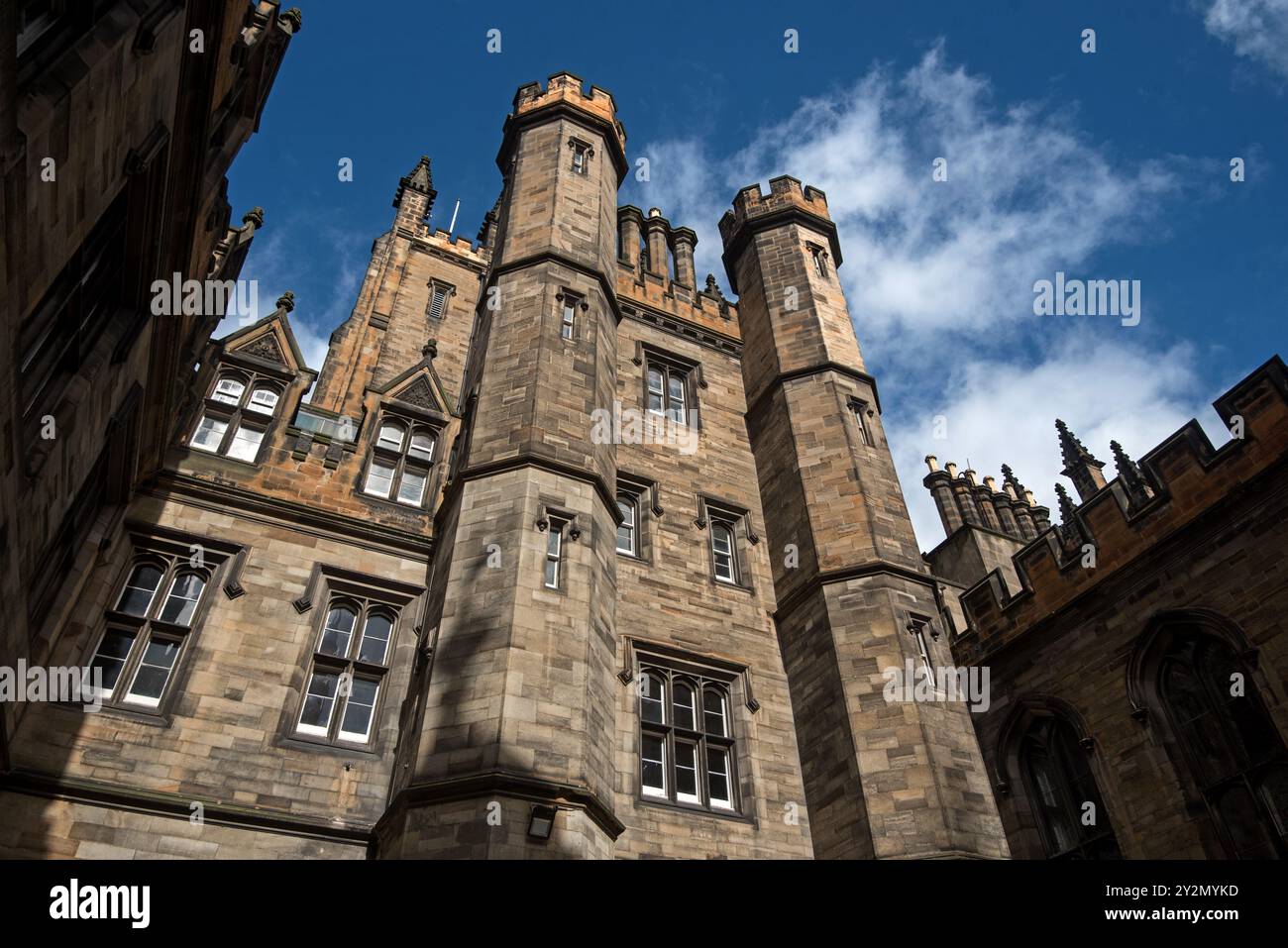 Das New College von William Henry Playfair wurde aus dem Quad neben der Assembly Hall on the Mound in Edinburgh, Schottland, Großbritannien, gesehen. Stockfoto