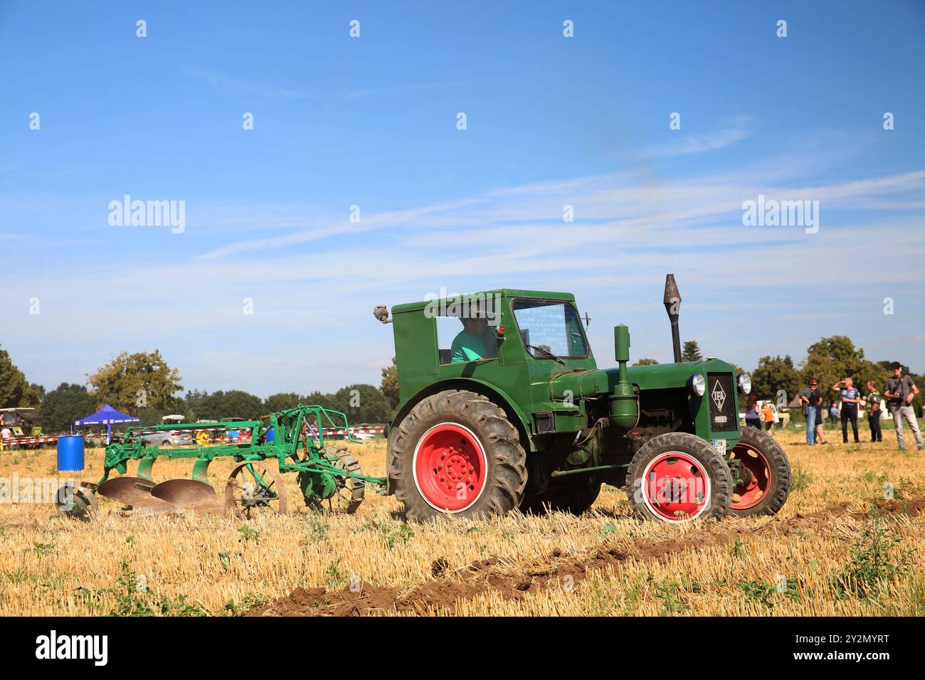 Blick am Sonnabend 31.08.2024 auf einem Feld unweit von Dargun Landkreis Mecklenburgische Seenplatte auf ein historisches Schaupflügen mit einem IFA Pionier im Mittelpunkt. Bei der Veranstaltung präsentieren 72 Teilnehmer ihre Traktoren und historische Fahrzeuge. Dazu gab es u.a. zahlreiche Erläuterungen altehrwürdiger Fahrzeugtechnik und einen Teilemarkt. So zog es im Verlauf des Tages rund 700 Technikbegeisterte mit ihren Familien an Ortsrand der Klosterstadt. Dort erlebten sie zum Beispiel wie ein 300 Meter langes Pflugbeet angelegt wurde. So zeigen sich die Veranstalter bereits während d Stockfoto