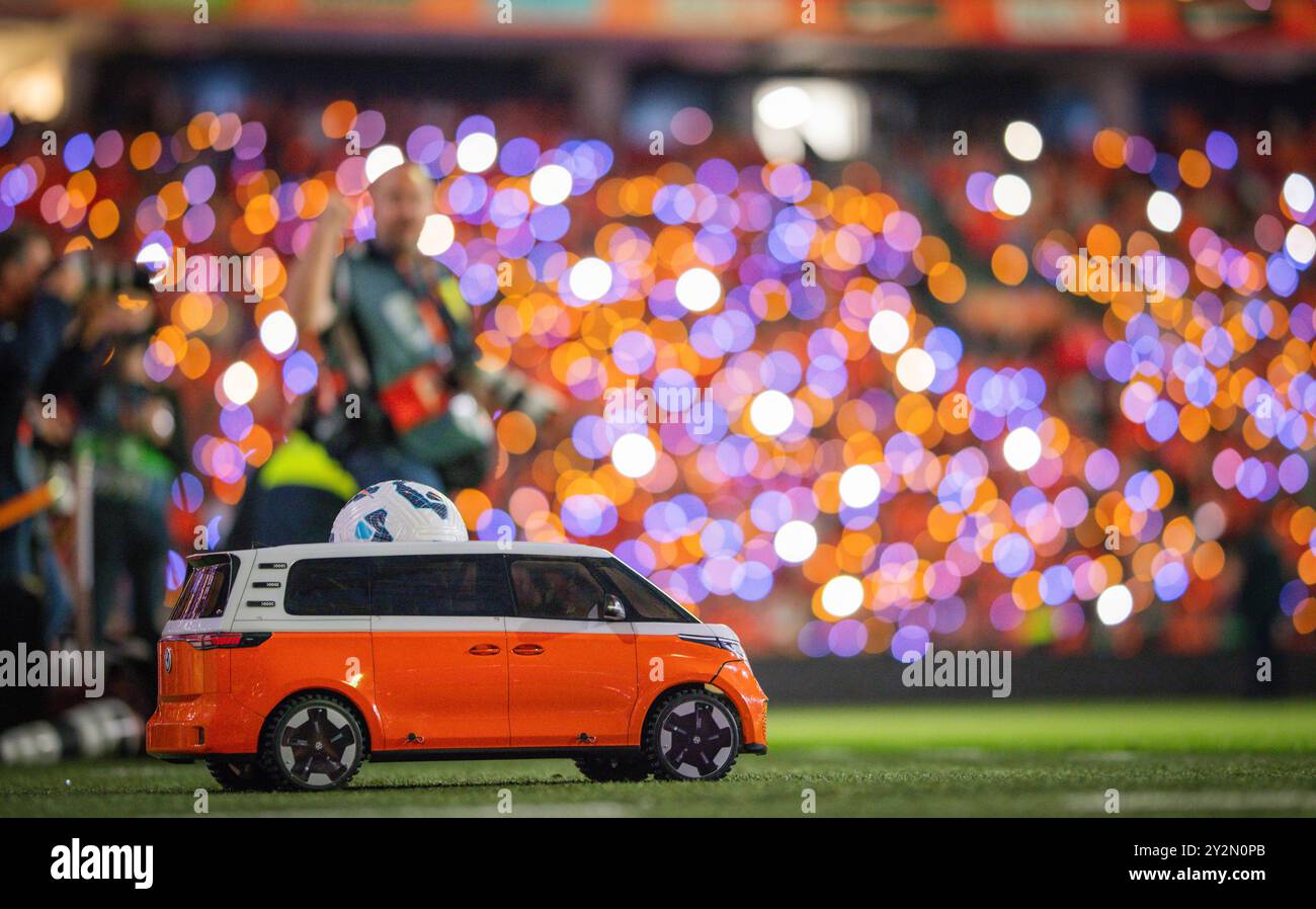 Amsterdam, Niederlande. September 2024. Volkswagen Werbeauto Niederlande - Deutschland Niederlande - Deutschland 10.09.2024 Credit: Moritz Müller/Alamy Live News Stockfoto