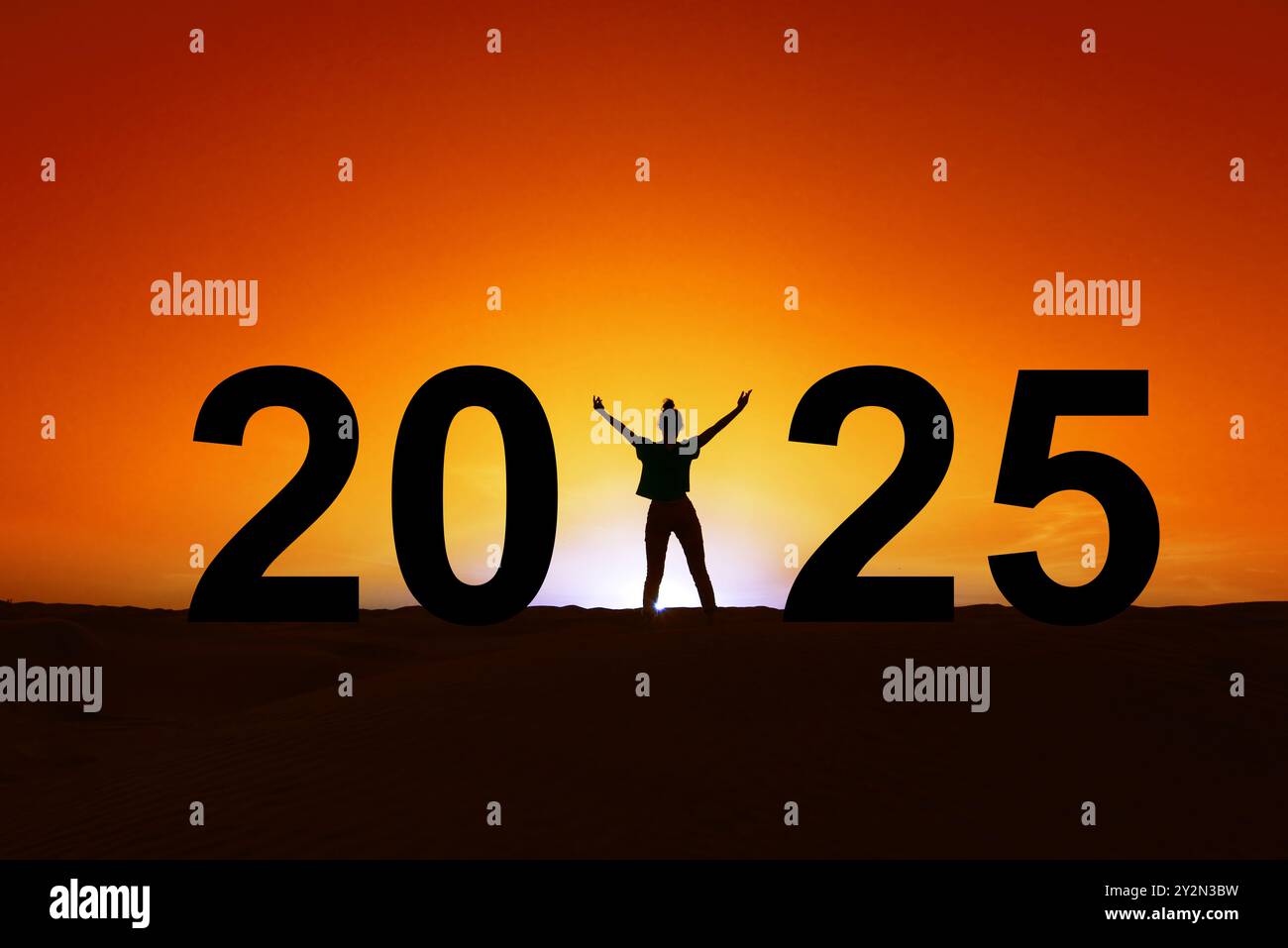 2025, Silhouette einer starken Frau, die im Sonnenuntergang steht, Neujahrsgrußkarte für Frauen Stockfoto