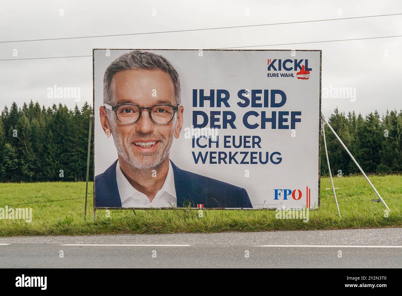 Herbert Kickl, Wahlplakat, FPÖ, Ihr seid der Chef, Ich euer Werkzeug, Wahlkampf, Politik, Österreich, Rechtspopulismus, Werbekampagne, Populismus, Volksnähe, Propaganda, Politische Botschaft, Medienberichterstattung, Parteiwerbung, Politik Österreich, Anti-Establishment, Kritik an Regierung, Mobilisierung, Wähleransprache, politische Plakate, Umstrittene Aussagen, Provokation, Politische Diskurse, Meinungsumfrage, Rechtsextreme Tendenzen, Innenpolitik, Wählerstimmen, Symbolfoto für politische Kampagnen. Herbert Kickl, Wahlplakat, FPÖ, du bist der Boss, ich bin dein Werkzeug, Wahlkampagne Stockfoto