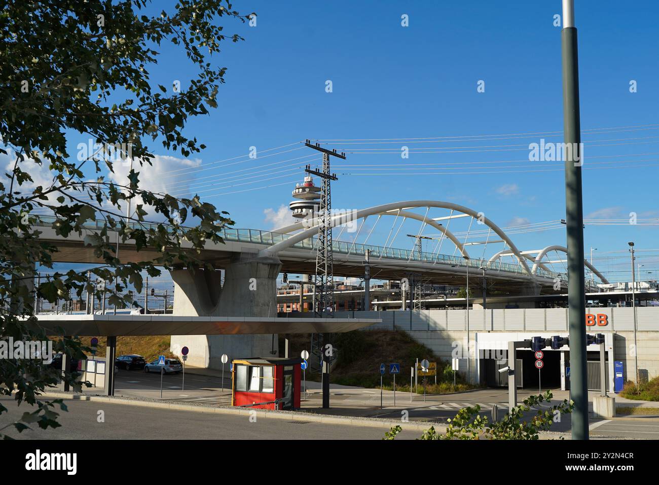 Brücke über Gleise des Hauptbahnhofs Wien, Österreich, 10.09.2024 Stockfoto