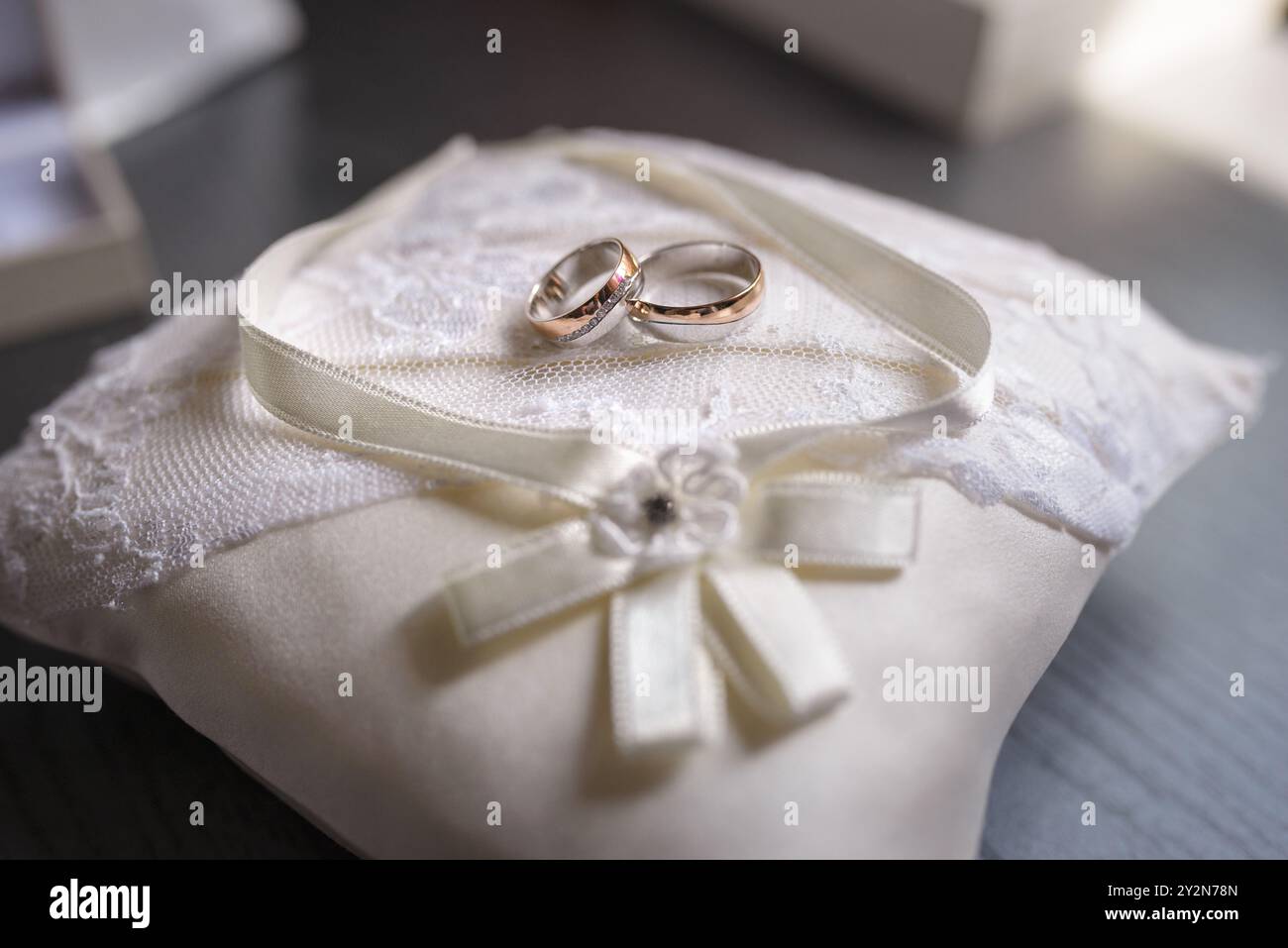 Zwei einfache Gott-Eheringe auf einem Ehering-Kissen Stockfoto