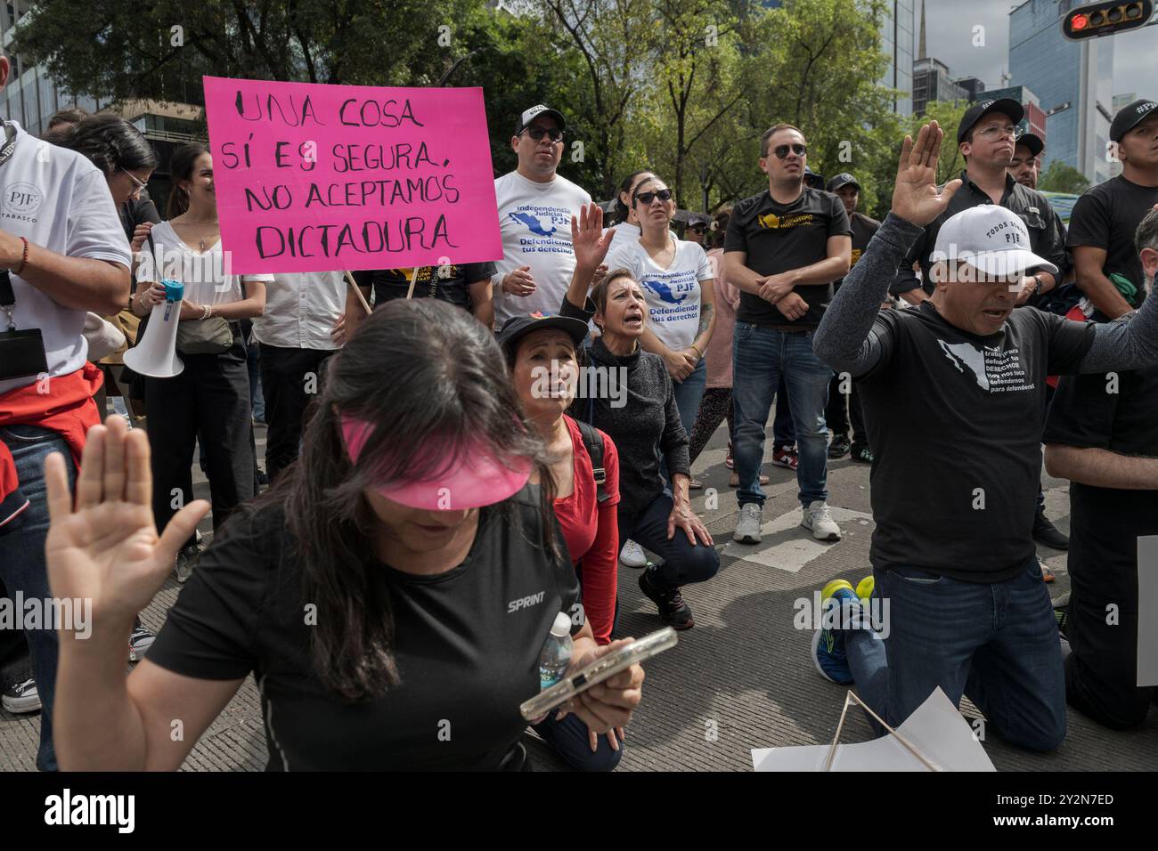 Eine Gruppe von Demonstranten betet vor dem Büro des mexikanischen Senats. Mexiko-Stadt während der Demonstration. Die Proteste, die Mexiko erschüttern, sind eine direkte Antwort auf den Vorschlag von Präsident Andrés Manuel López Obrador zur Justizreform. Diese Reform, die die Struktur und Funktionsweise der Justiz verändern soll, hat eine Welle von Kritik und Mobilisierungen aus verschiedenen Bereichen der Gesellschaft hervorgerufen. Vor allem von Arbeitnehmern im Justizsystem, die sagen, dass diese Reform die Unabhängigkeit der Justiz bedroht: Kritiker argumentieren, dass die Reform versucht habe, die Justizabteilung der Exekutive zu unterwerfen Stockfoto