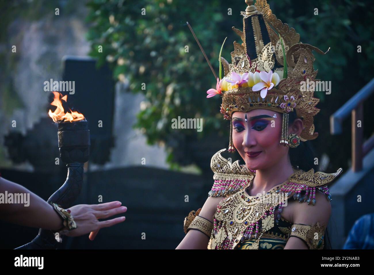 Balinesische Schauspielerin mit dem typischen Kecak-Tanz auf einer Bühne im Uluwatu-Tempel in Bali, Indonesien Stockfoto