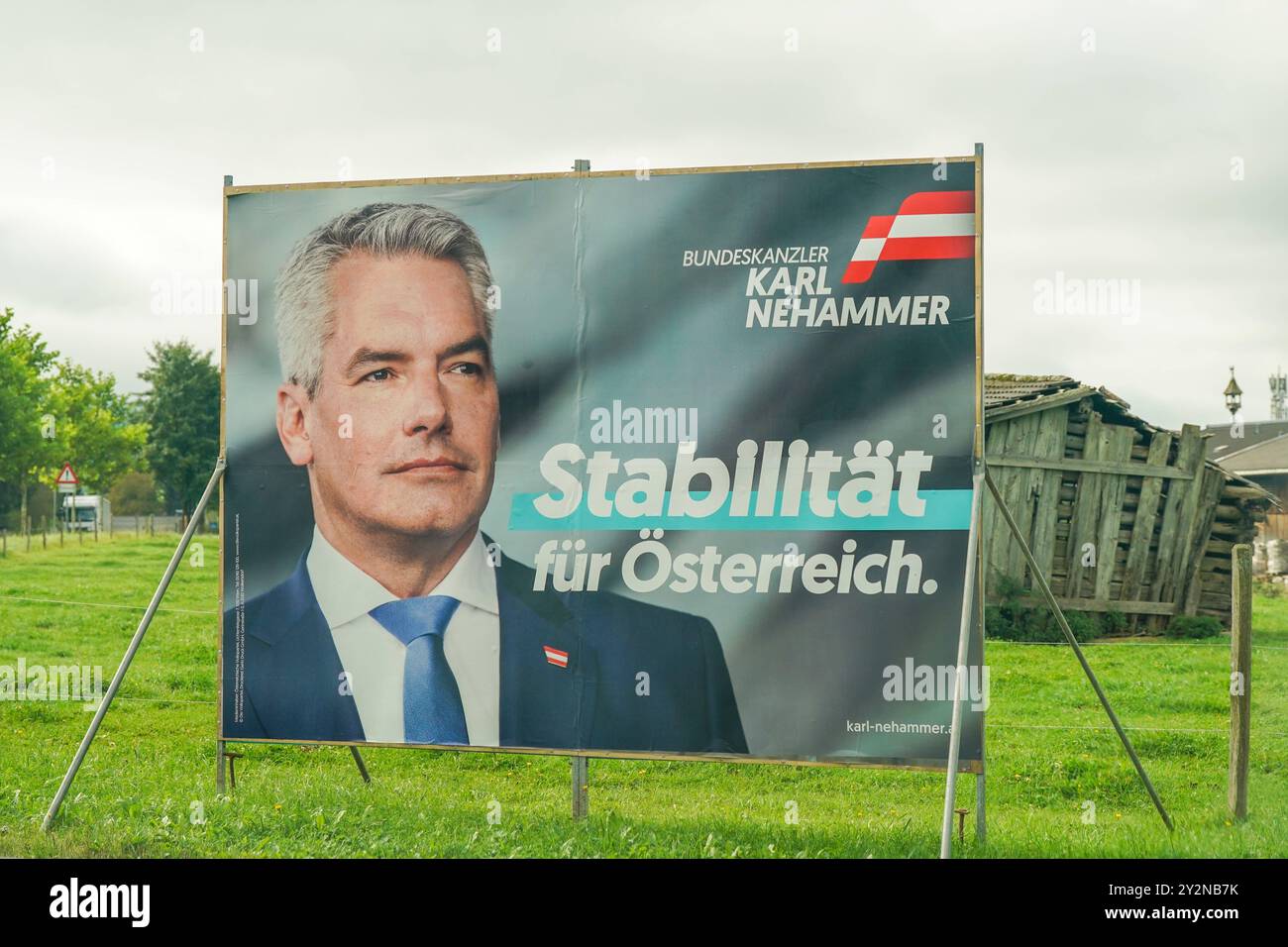 Karl Nehammer, Wahlplakat, Bundeskanzler, Stabilität für Österreich, ÖVP, Wahlkampf, Politik, Österreich, Regierungschef, Werbekampagne, politische Botschaft, Medienauftritt, Innenpolitik, Führung, Sicherheit, Wirtschaftspolitik, konservativ, politische Stabilität, Regierung, konservative Werte, Wähleransprache, Parteiwerbung, politische Plakate, Kanzler Österreich, politische Kommunikation, Kampagnenstrategie, Imagepflege, politische Führung, Vertrauen, politische Stabilität, Symbolfoto für Regierungswerbung. *** Karl Nehammer, Wahlplakat, Bundeskanzler, Stabilität für Österreich, ÖVP, Stockfoto