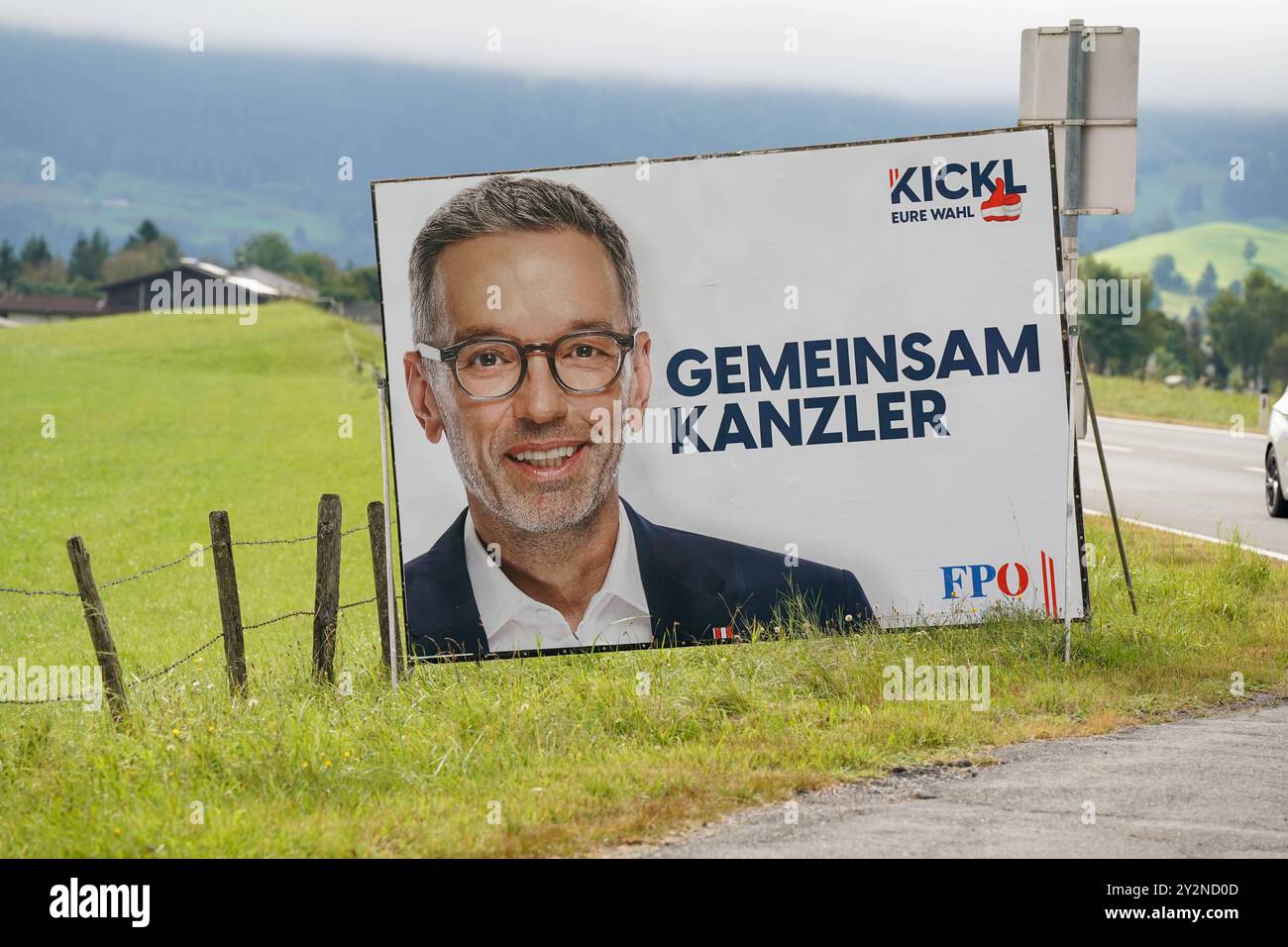 Herbert Kickl, Wahlplakat, FPÖ, Gemeinsam Kanzler, Wahlkampf, Politik, Österreich, rechtspopulistisch, Werbekampagne, politische Botschaft, Kanzlerambitionen, Volkspartei, politische Strategie, Anti-Establishment, Regierungsanspruch, Innenpolitik, Wahlversprechen, Mobilisierung, Wähleransprache, Parteiwerbung, Politik Österreich, rechtsextreme Tendenzen, Kritik an Regierung, Oppositionspartei, Symbolfoto für politische Kampagnen, medienwirksam, politische Plakate, Kickl als Kanzler, Provokation, politische Diskurse. *** Herbert Kickl, Wahlplakat, FPÖ, zusammen Kanzler, Wahlkampagne Stockfoto