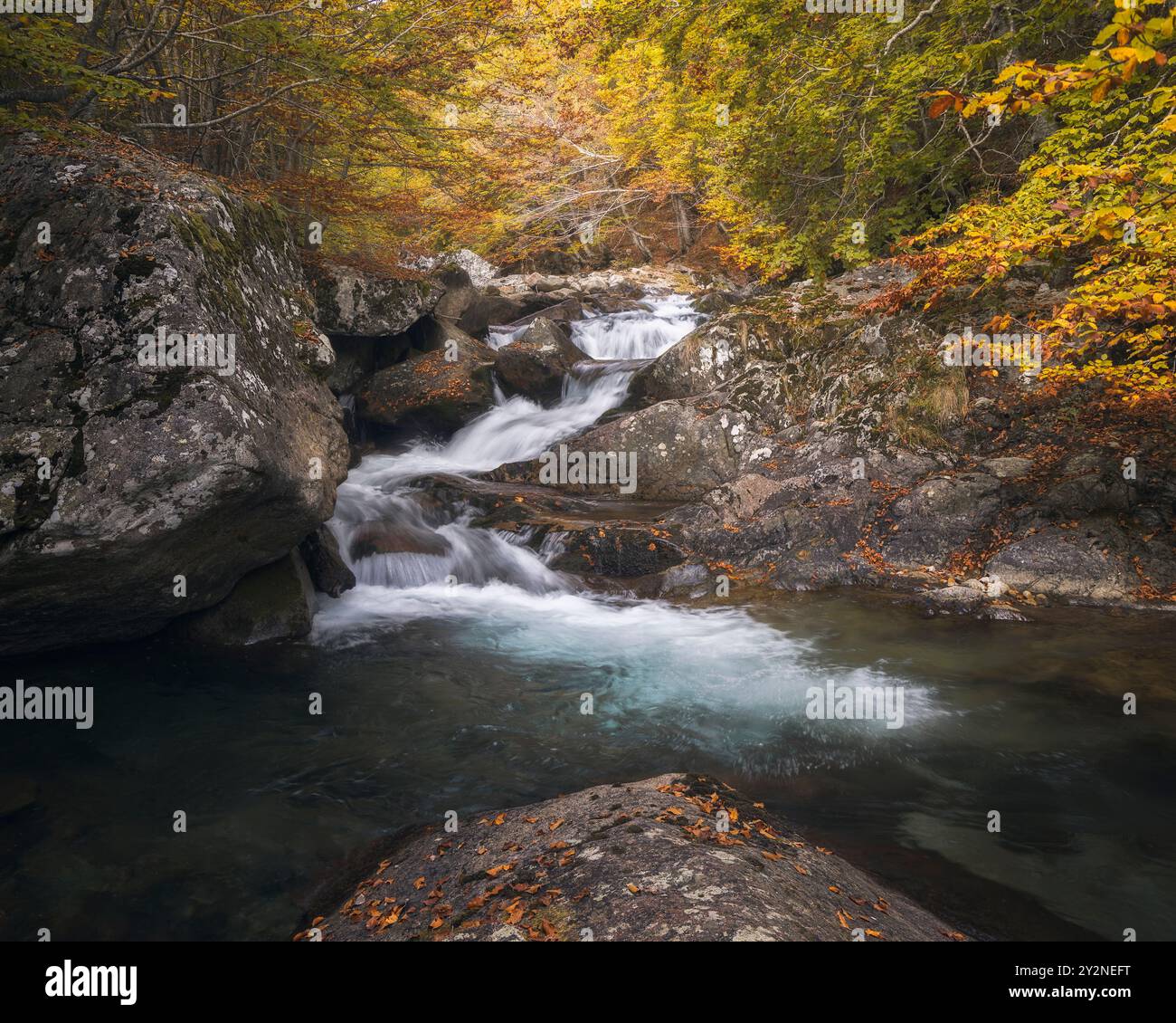 Wasserfall im Salenques-Tal in den Pyrenäen, Spanien Stockfoto