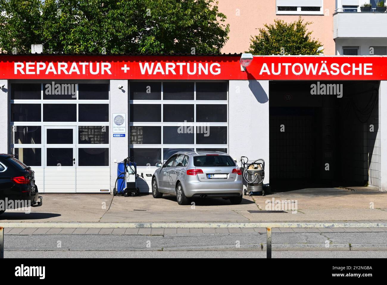 Freie Autowerkstatt bzw KFZ-Werkstatt. Reparatur und Wartung, sowie Auto-Waschanlage *** kostenlose Autowerkstatt oder Autoreparatur und -Wartung, sowie Autowaschanlage Stockfoto