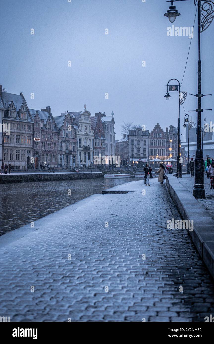 Weihnachtsmarkt und Weihnachtsfeier in Gent, Belgien mit dem ersten Schnee im Winter. Stockfoto