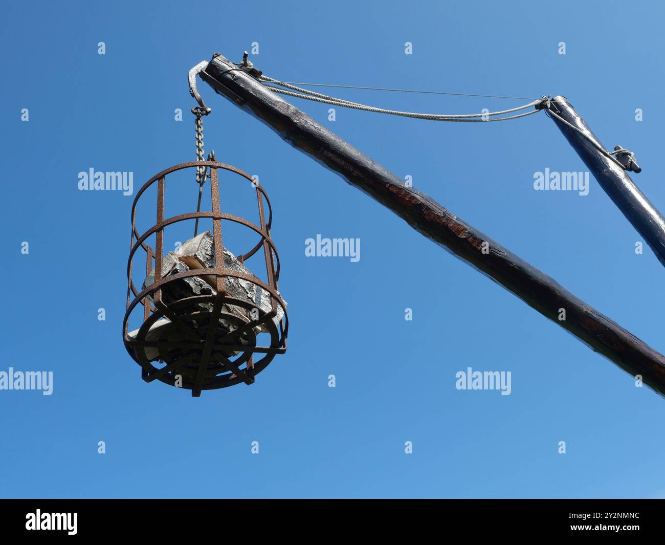 Das Foto zeigt ein historisches Leuchtfeuer, einen Parrot Lighthouse. Es verfügt über einen Feuerkorb auf einem Holzgerüst und stammt aus dem 15. Jahrhundert. Stockfoto