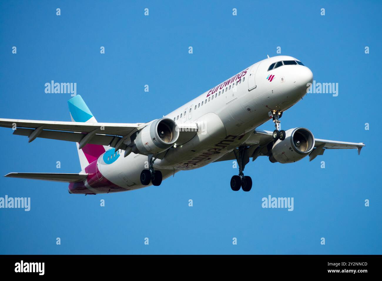 Flugzeuglandung nähert sich dem Flug Airbus A320, Eurowings Airline Leipzig Stockfoto