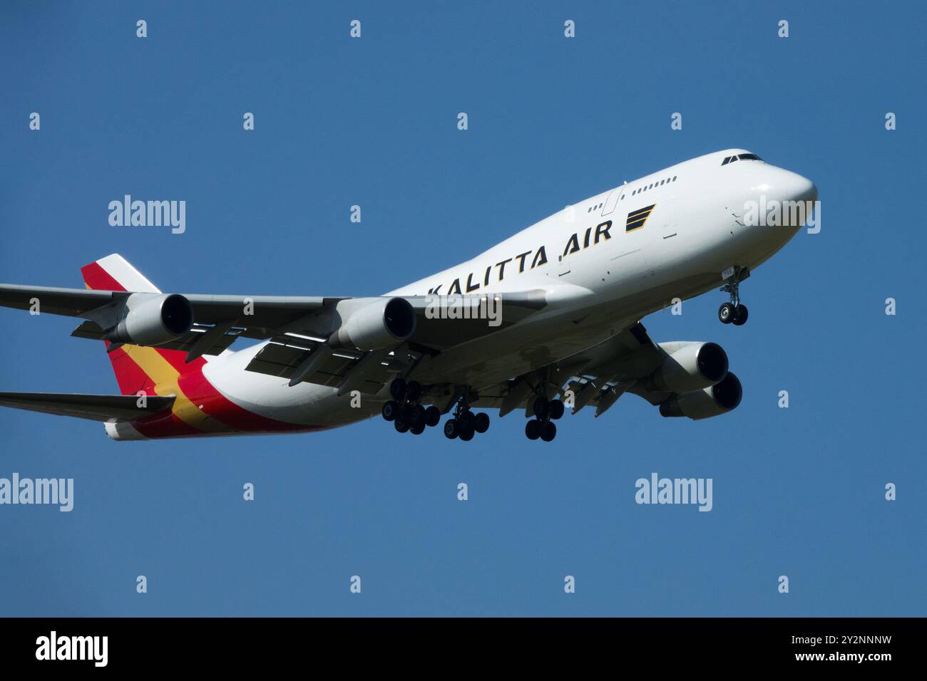 Kalitta Air Boeing 747 Frachtflugzeug im Flug gegen klaren blauen Himmel Leipzig Deutschland Europa Stockfoto