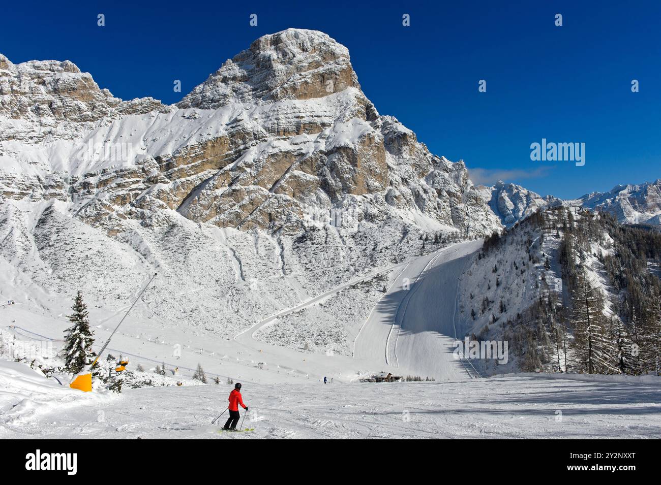 Skifahrer auf Einer Piste im Wintersportort Colfosco, Colfosco, am Fuße des Sassongher Peak im Skigebiet Alta Badia, Dolomiten, Süd-T Stockfoto