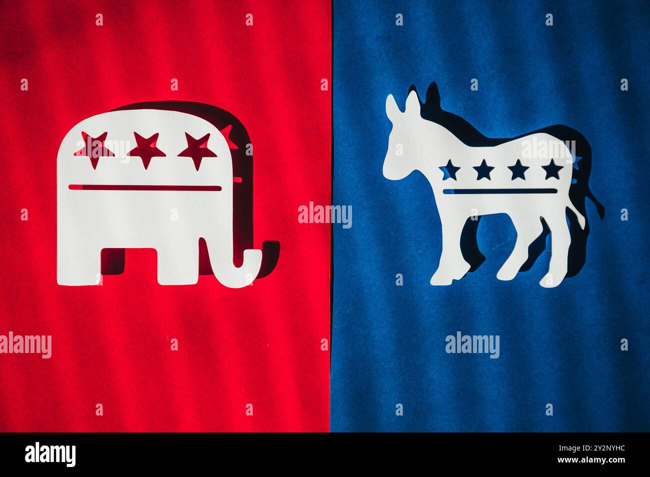 Rivalität in Rot und Blau, Republican Elephant vs Democrat Esel beim US-Präsidentschaftswahlkampf 2024 Stockfoto