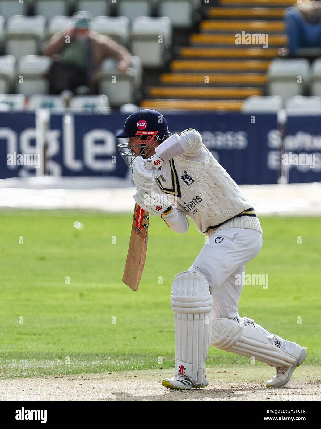 Worcester, Großbritannien am 11. September 2024 im Worcestershire County Cricket Club, New Road, Worcester abgebildet ist #30, Ed Barnard aus Warwickshire in Aktion mit dem Schläger während des Vitality County Championship Matches 2024 zwischen Worcestershire CCC und Warwickshire CCC das Bild ist nur für redaktionelle Zwecke bestimmt – Verleihung an Stu Leggett über Alamy Live News Stockfoto