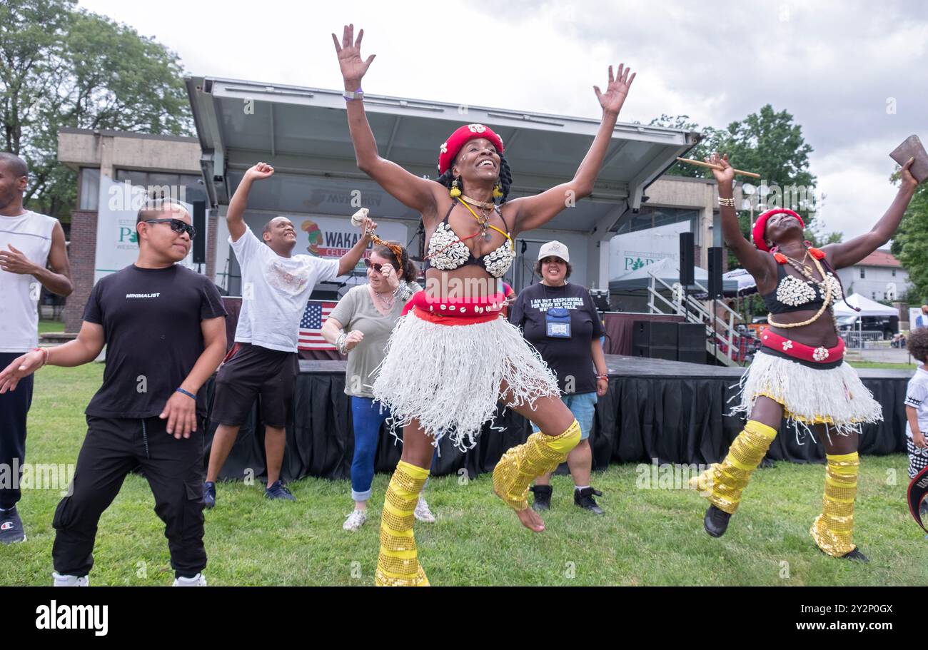 2 Tänzer von der Fusha Dance Company tanzen bei der Wakanda Celebration in Mount Vernon, Westchester, New York, mit Publikum für besondere Bedürfnisse. Stockfoto