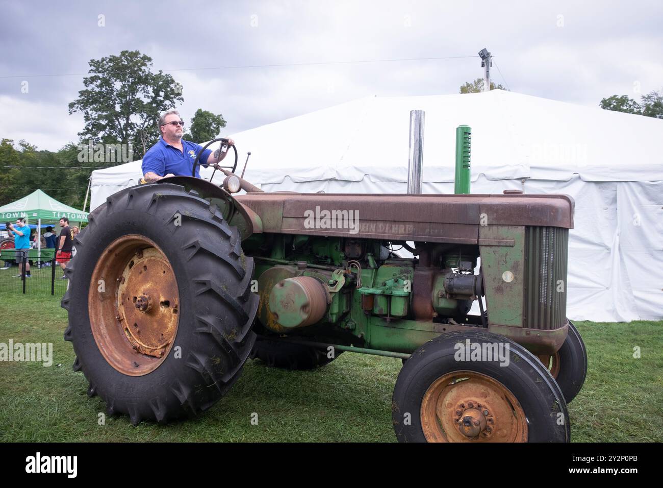 Anfang der 1930er Jahre, wahrscheinlich 1931 John Deere Traktor mit Auspuffrohren oben auf der 100. Yorktown Grange Fair Traktorparade in Westchester, New York Stockfoto