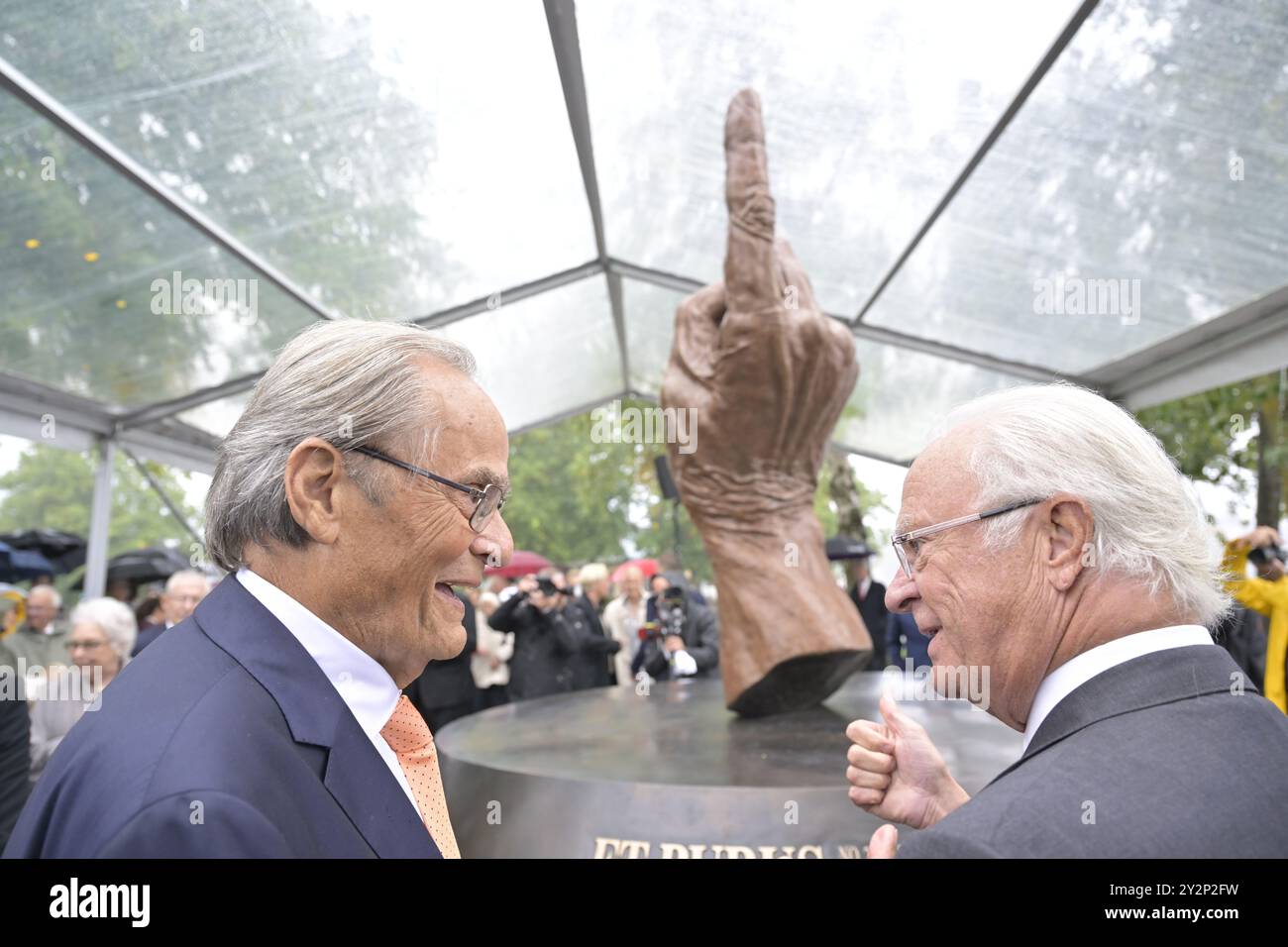 Stockholm, Schweden. September 2024. König Carl XVI. Gustaf von Schweden nimmt an der Enthüllung des Antidoping-Bronzemonuments „et PurusStockholm“ Teil, das von der Künstlerin Sassona Norton geschaffen wurde, um den schwedischen Professor Arne Ljunqvist und seine lebenslange Arbeit für sauberen Sport und eine dopingfreie Gesellschaft zu ehren, am 11. September 2024 im Galärparken auf der Djurgården in Stockholm, Schweden. Foto: Henrik Montgomery/TT/Code 10060 Credit: TT News Agency/Alamy Live News Stockfoto