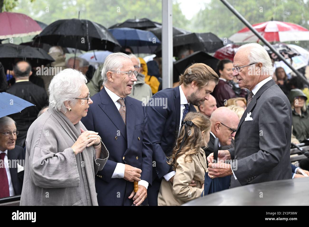 Stockholm, Schweden. September 2024. König Carl XVI Gustaf von Schweden, seine Schwester Prinzessin Christina, Frau Magnuson und ihr Ehemann Tord Magnuson nehmen Djurgården am 11. September 2024 an der Enthüllung des Antidoping-Bronzemonuments „et Purus Stockholm“ Teil, das die Künstlerin Sassona Norton im Galärparken in Stockholm, Schweden, geschaffen hat.Foto: Henrik Montgomery/TT/Code 10060 Credit: TT News Agency/Alamy Live News Stockfoto