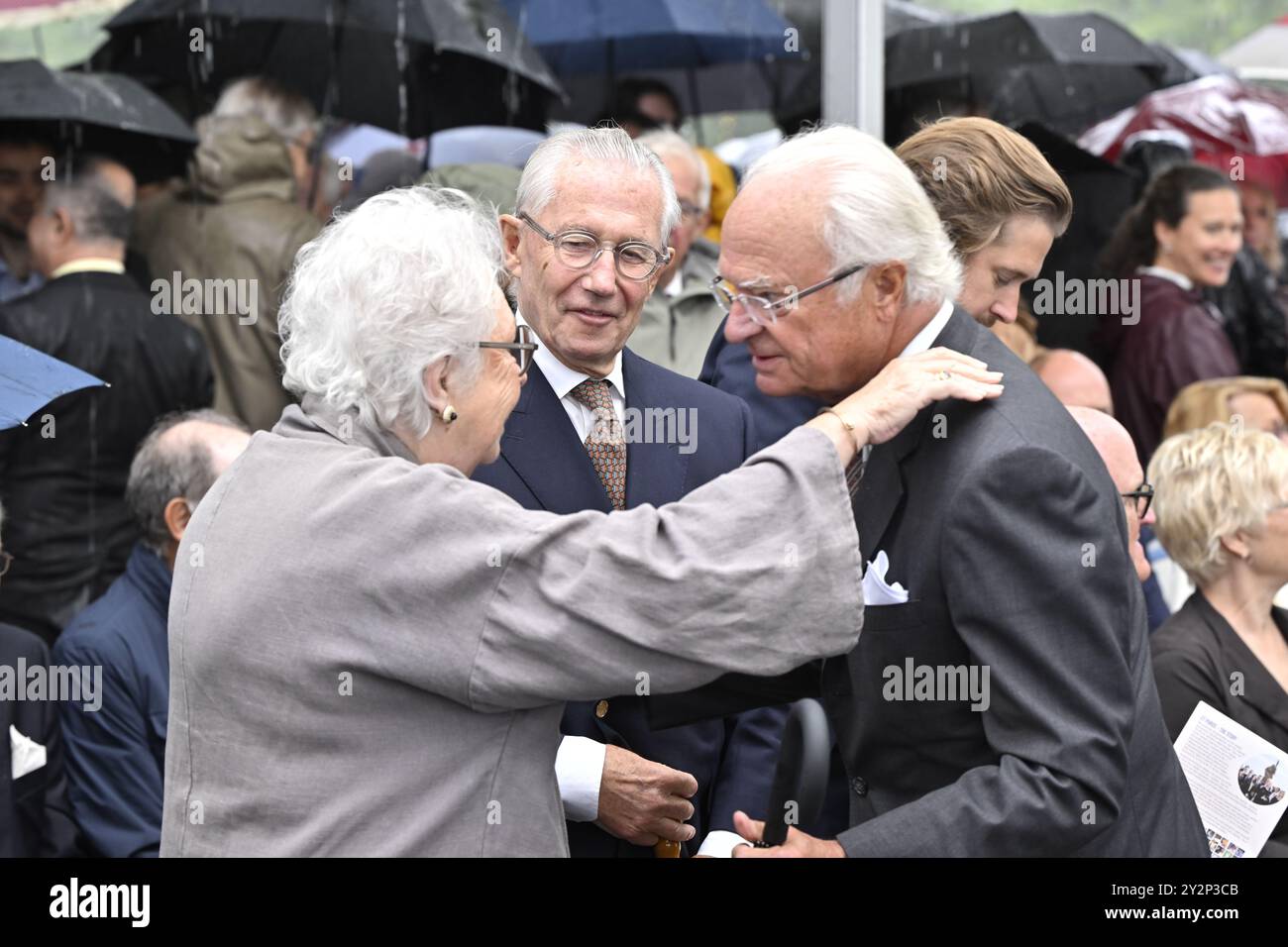 Stockholm, Schweden. September 2024. König Carl XVI Gustaf von Schweden, seine Schwester Prinzessin Christina, Frau Magnuson und ihr Ehemann Tord Magnuson nehmen Djurgården am 11. September 2024 an der Enthüllung des Antidoping-Bronzemonuments „et Purus Stockholm“ Teil, das die Künstlerin Sassona Norton im Galärparken in Stockholm, Schweden, geschaffen hat.Foto: Henrik Montgomery/TT/Code 10060 Credit: TT News Agency/Alamy Live News Stockfoto