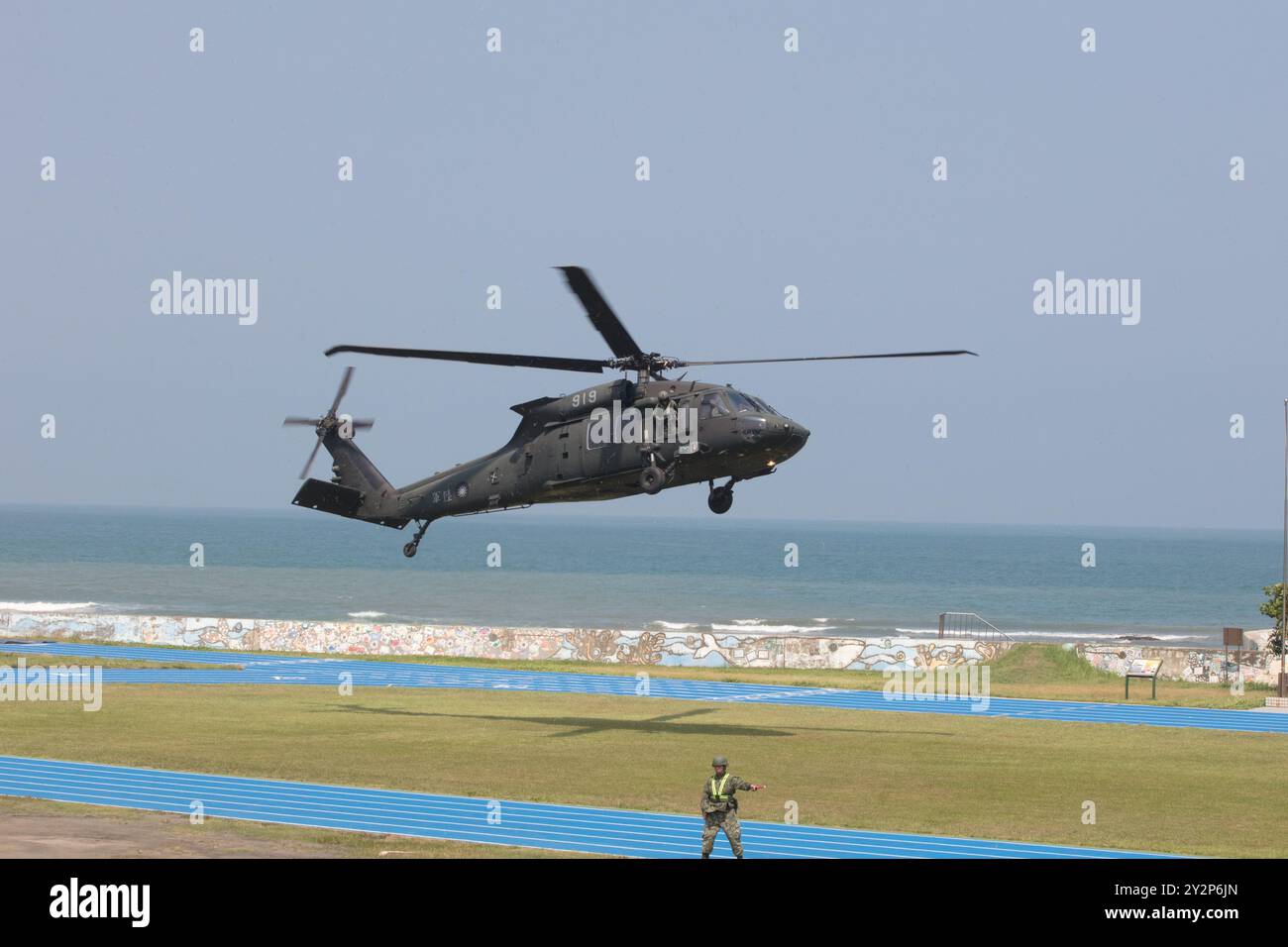 Der Hubschrauber der Taiwan Army UH-60 Black Hawk landet auf einem Spielplatz der Grundschule, während Soldaten Vorräte abladen, während der eine Atomenergie-lea simuliert wird Stockfoto