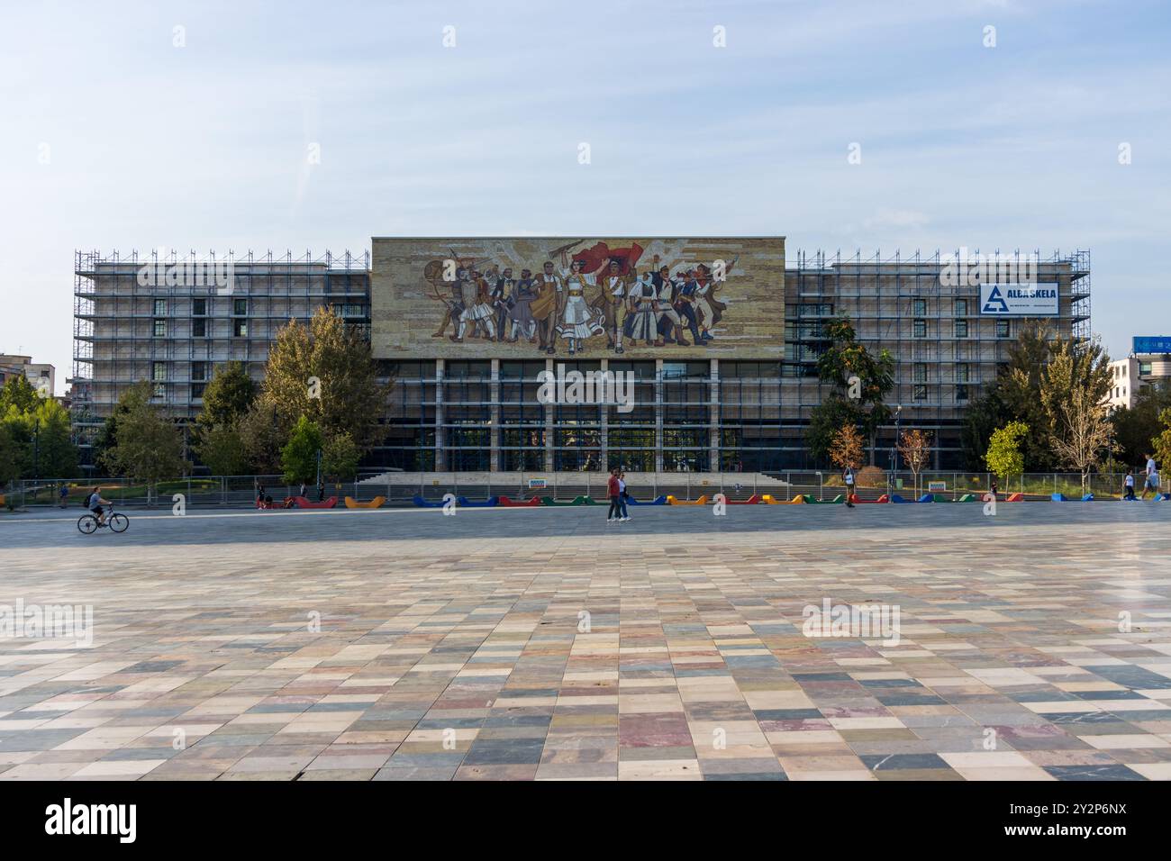Das Albaniengemälde an der Außenseite des Nationalen Historischen Museums, das derzeit auf dem Skanderbeg-Platz in Tirana, der Hauptstadt Albaniens, renoviert wird. Stockfoto